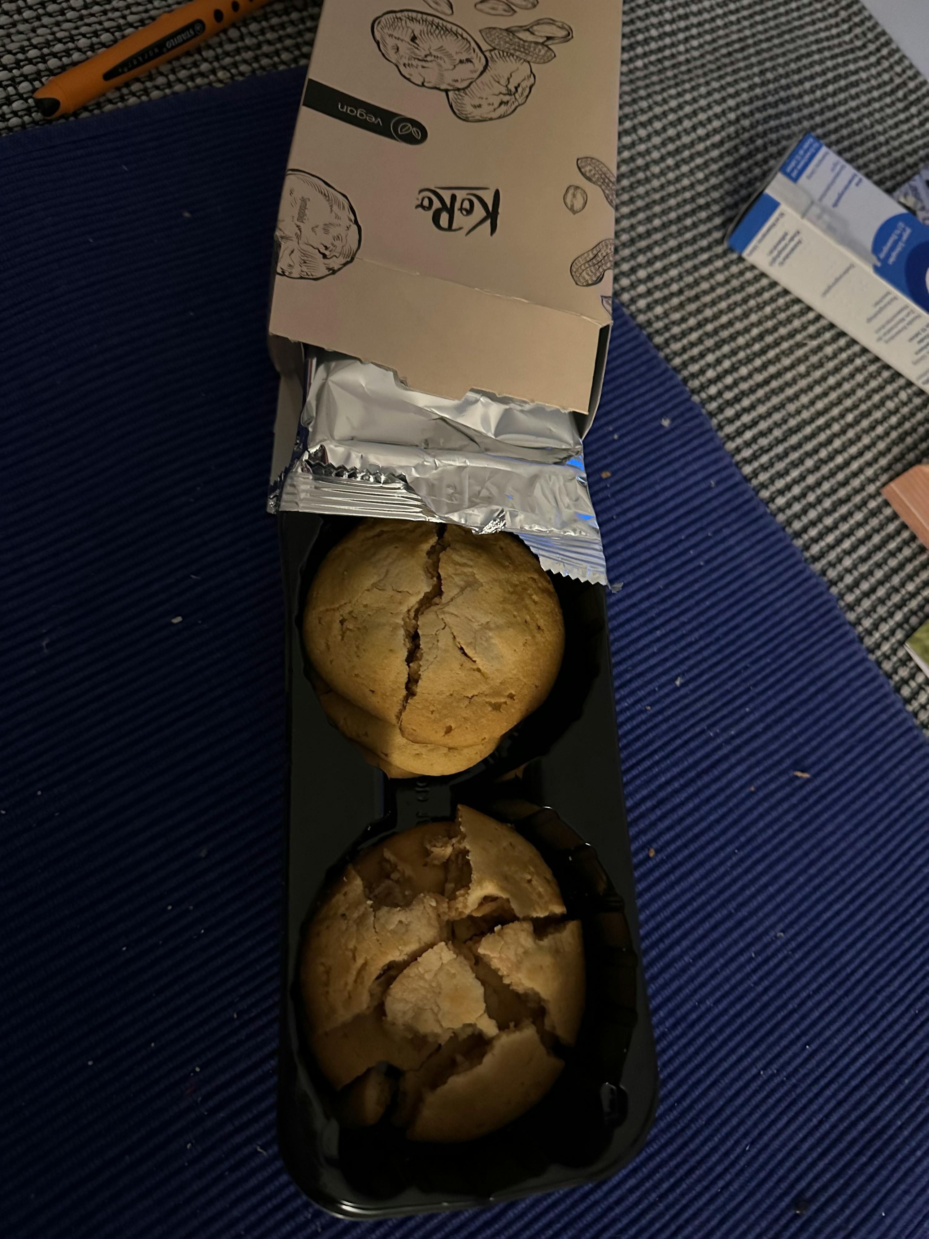 una scatola di biscotti è aperta e ha due biscotti dentro