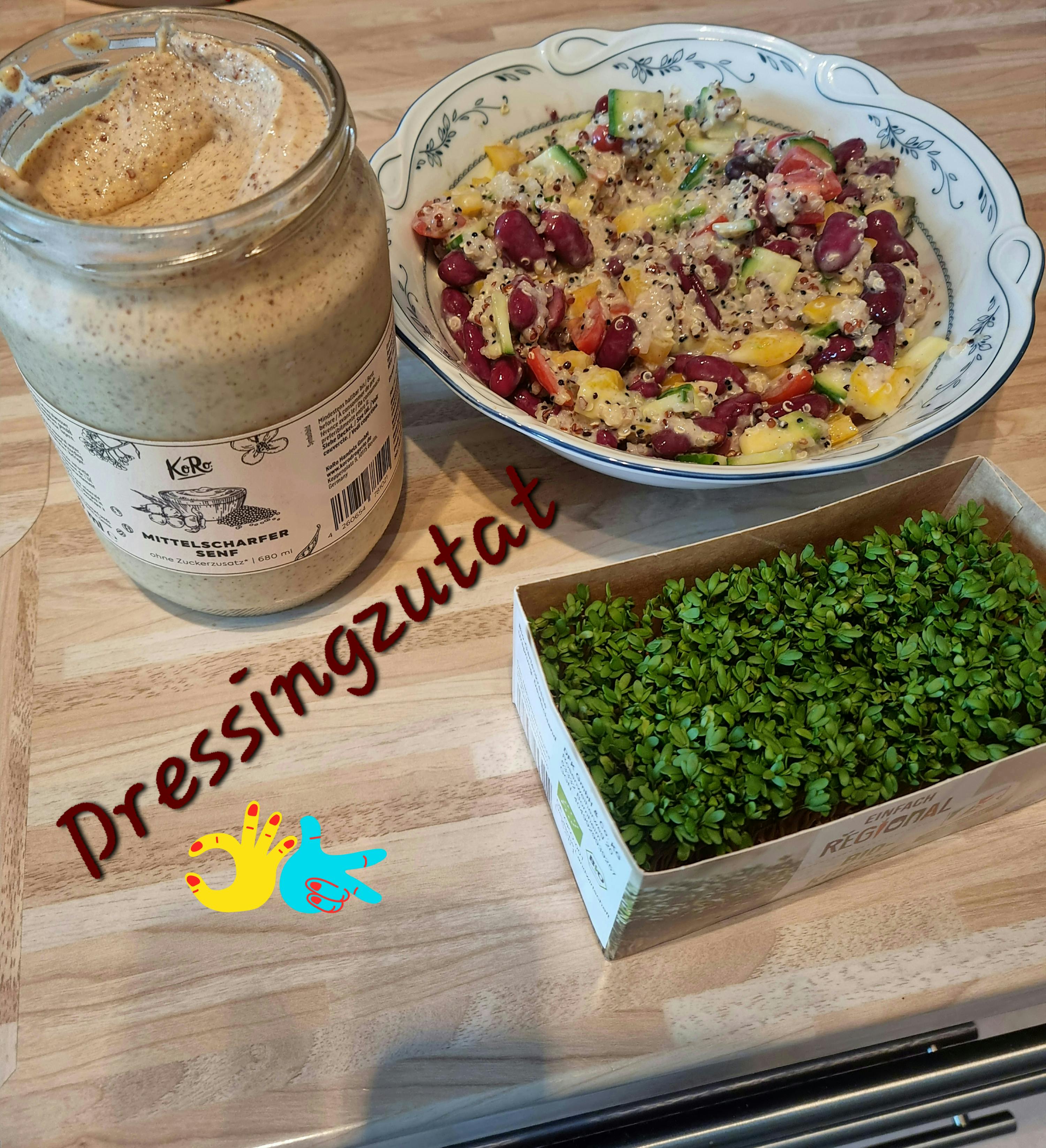 un barattolo di dressing è accanto a un piatto di insalata