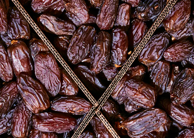 Eine Schachtel mit braunen Datteln liegt auf einem Tisch