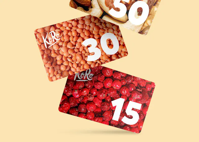 drei Geschenkkarten liegen nebeneinander und haben die Zahlen 30 50 und 15 darauf