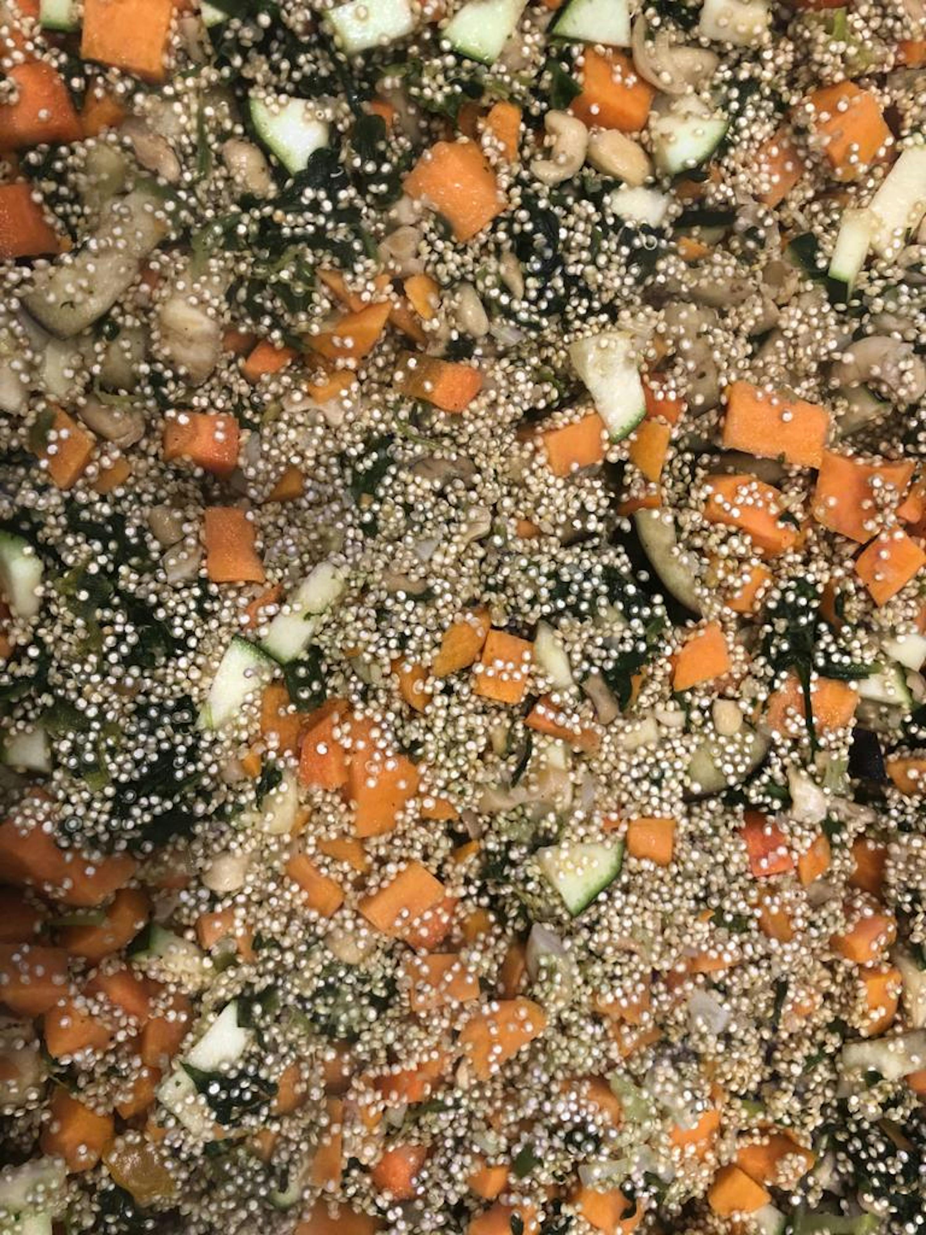eine Nahaufnahme eines Gemüsesalats mit quinoa und Zucchini