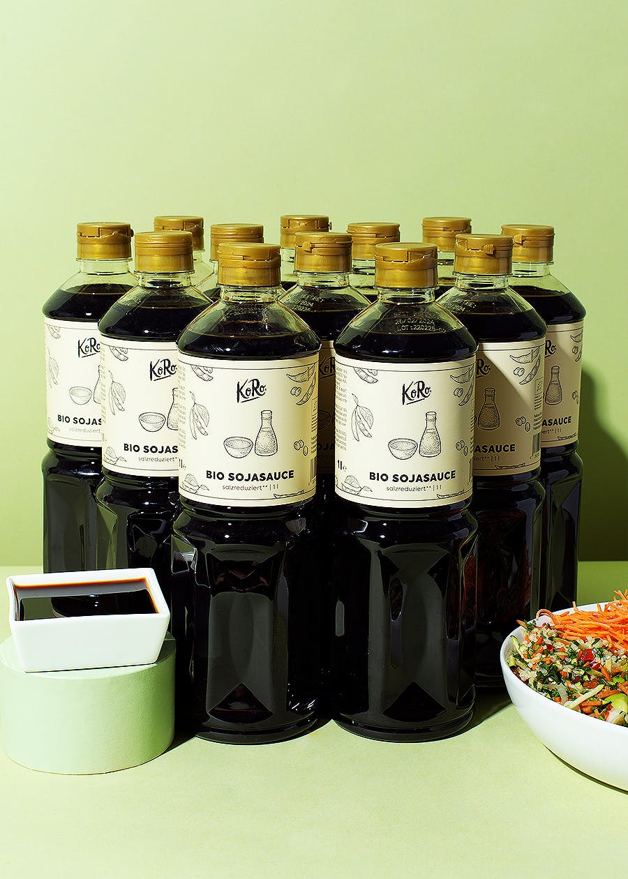 Salzreduzierte Bio Sojasauce 12 x 1 L 12 Flaschen bio Sojasauce stehen nebeneinander
