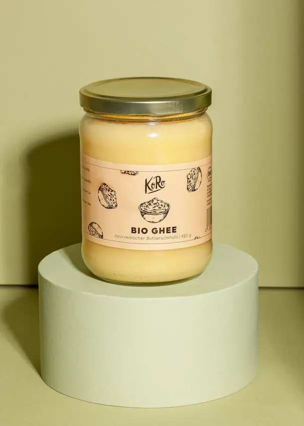 un bocal de ghee bio est posé sur un podium