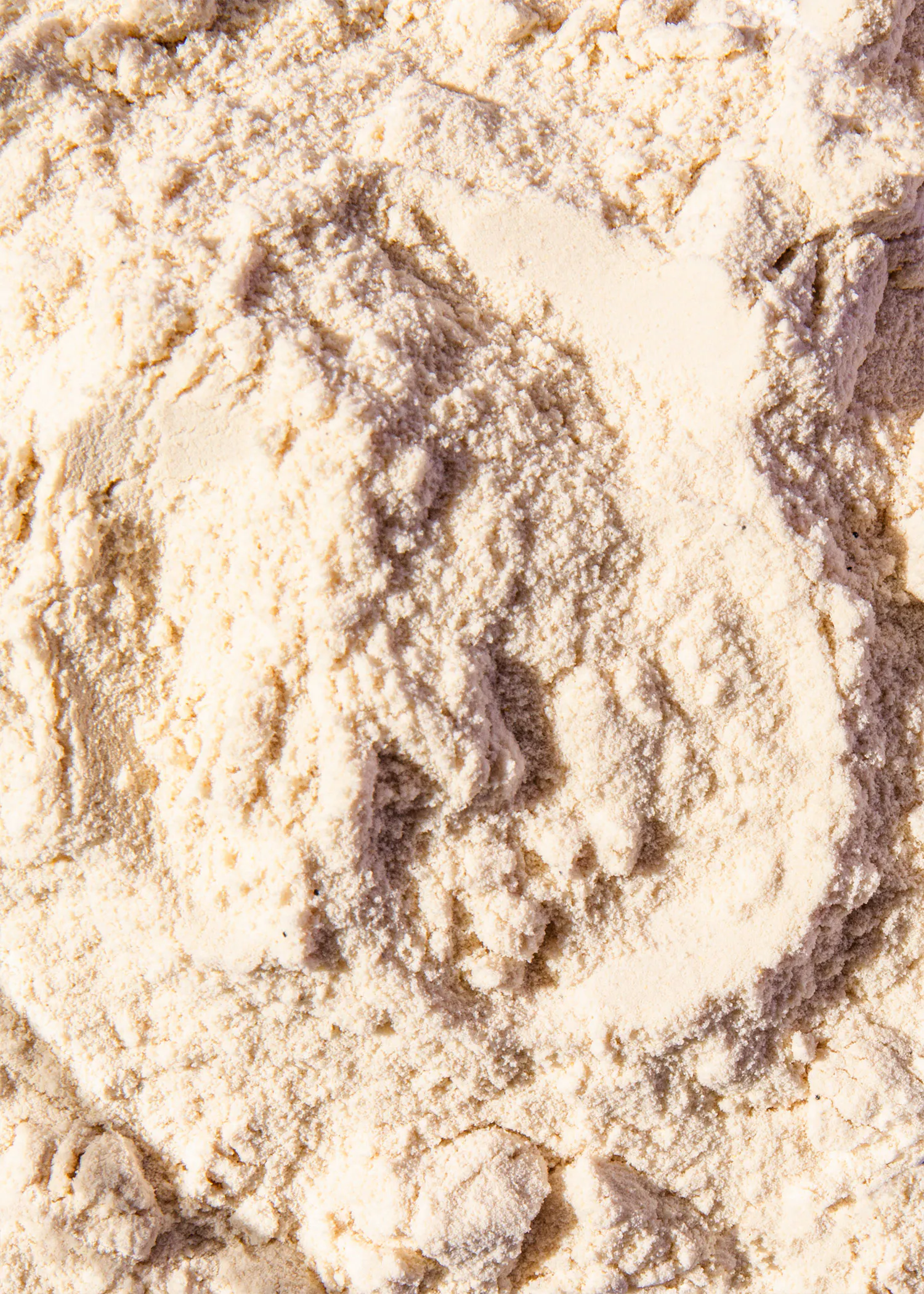 un gros plan d' un tas de farine blanche