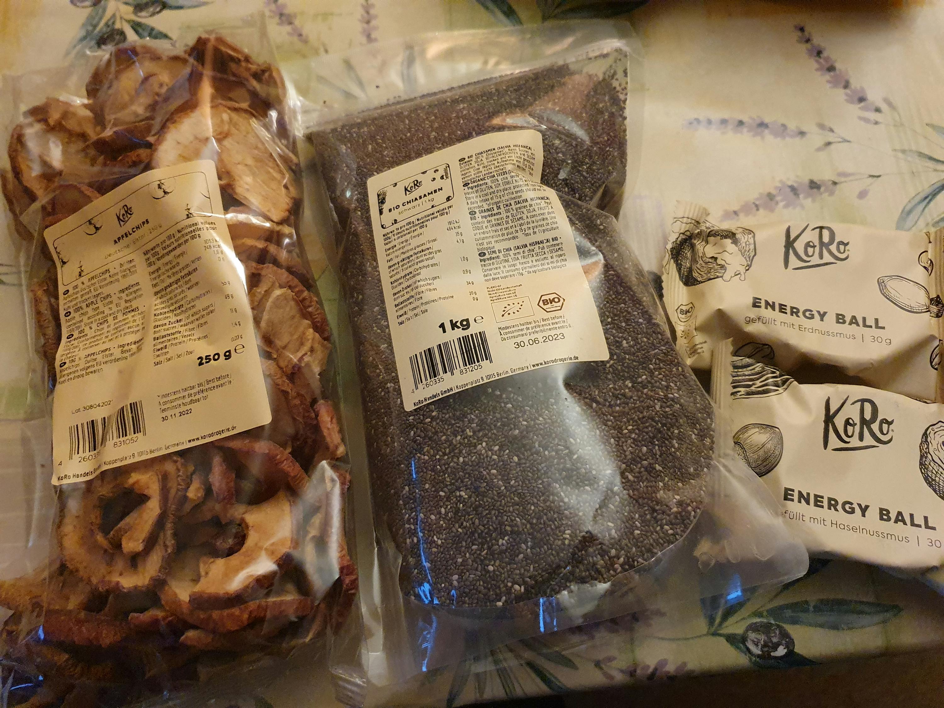 un sacchetto di semi di chia è accanto a un sacchetto di frutta secca
