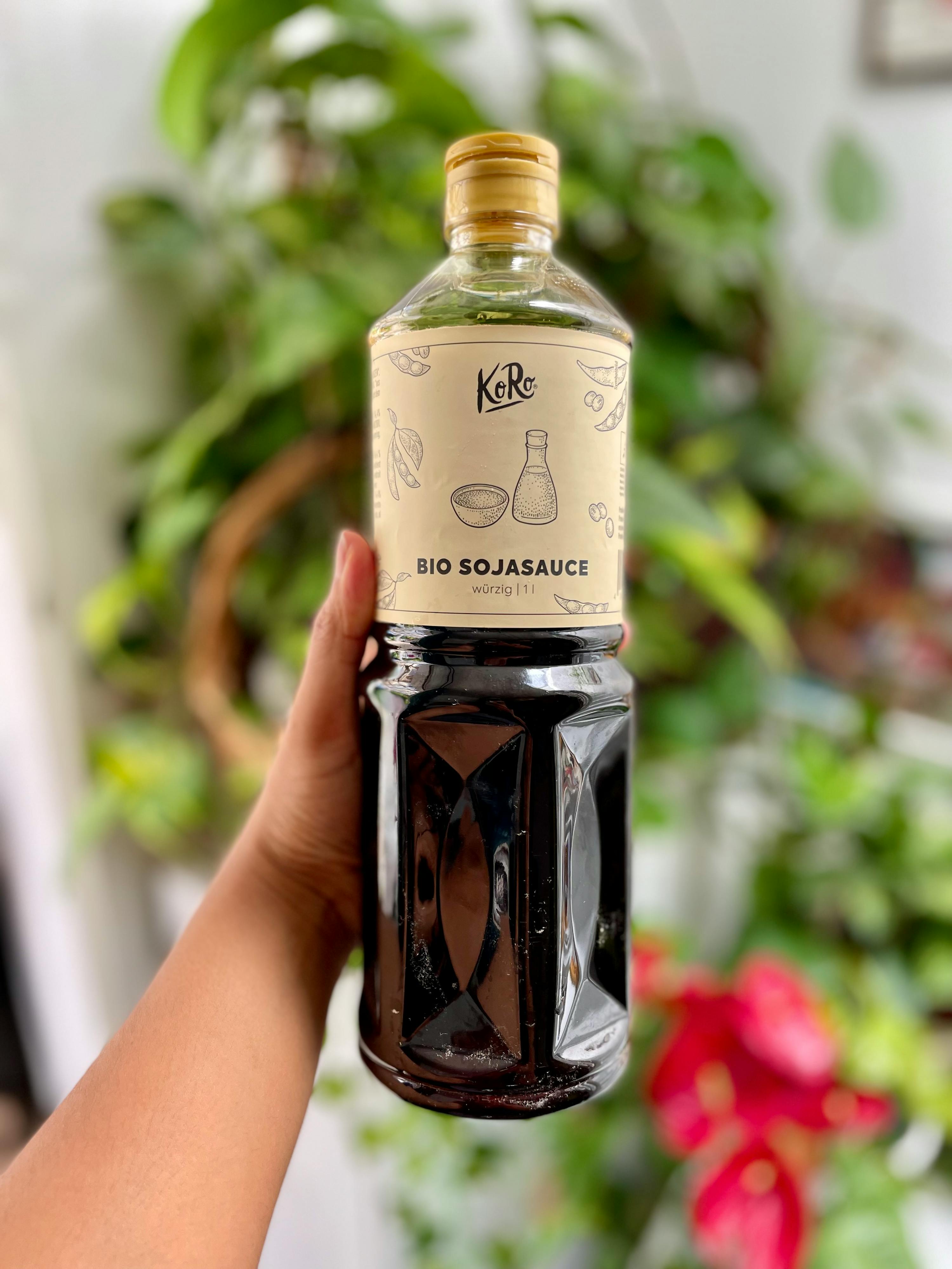 eine Person hält eine Flasche bio Sojasauce in der Hand