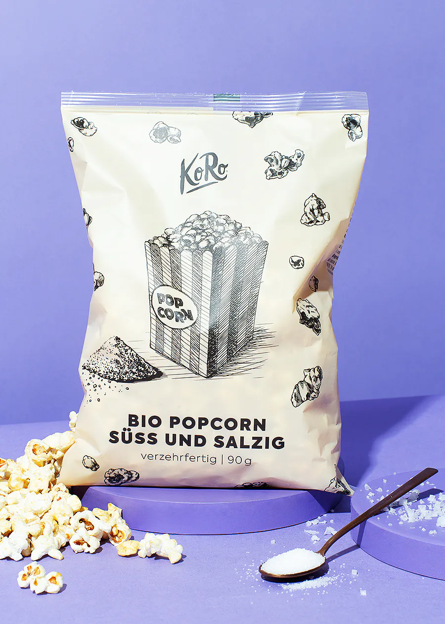 un sac de pop corn bio avec une cuillère de sel à côté
