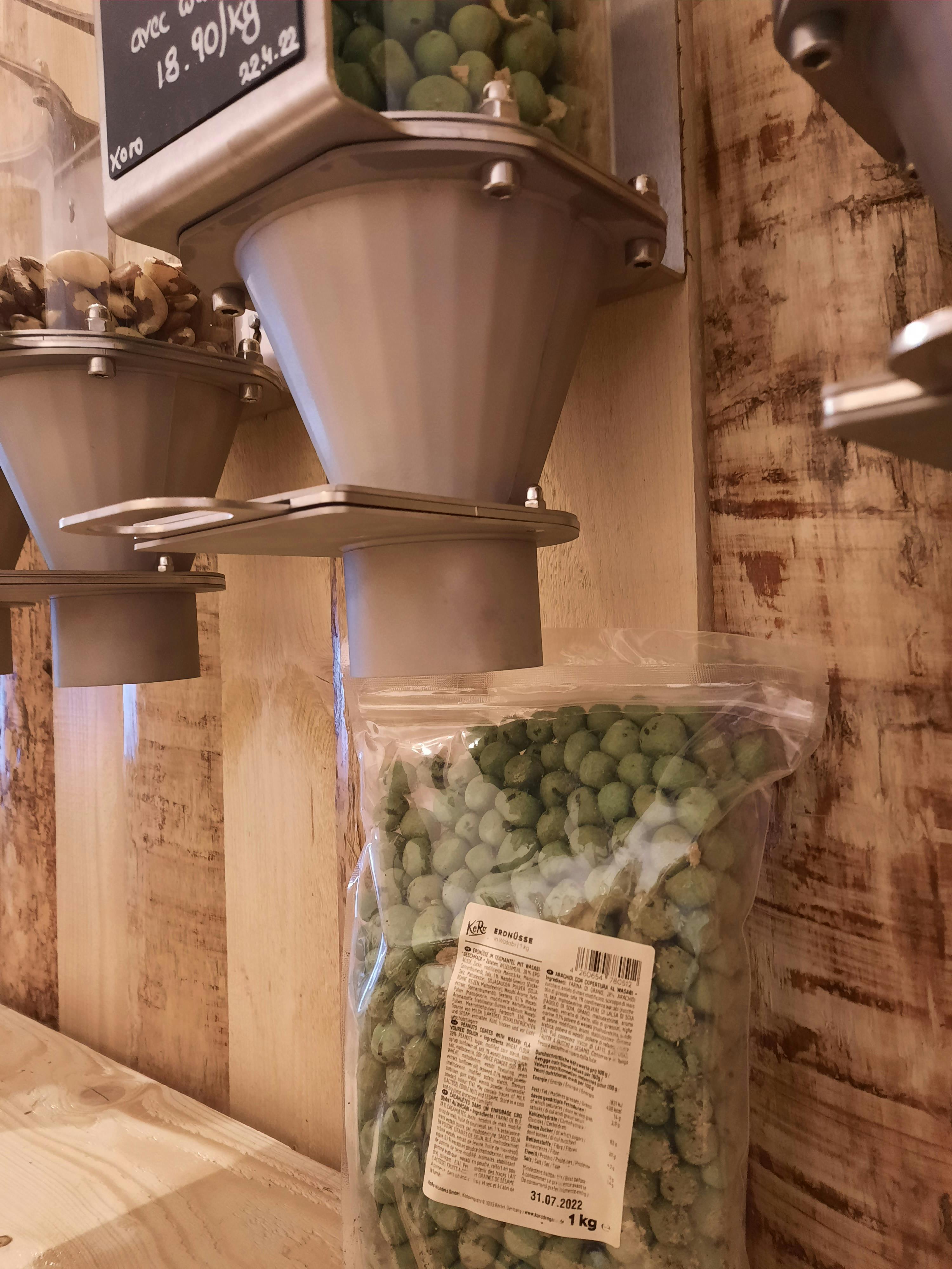 un sac de pois est assis à côté d' un autre sac de pois