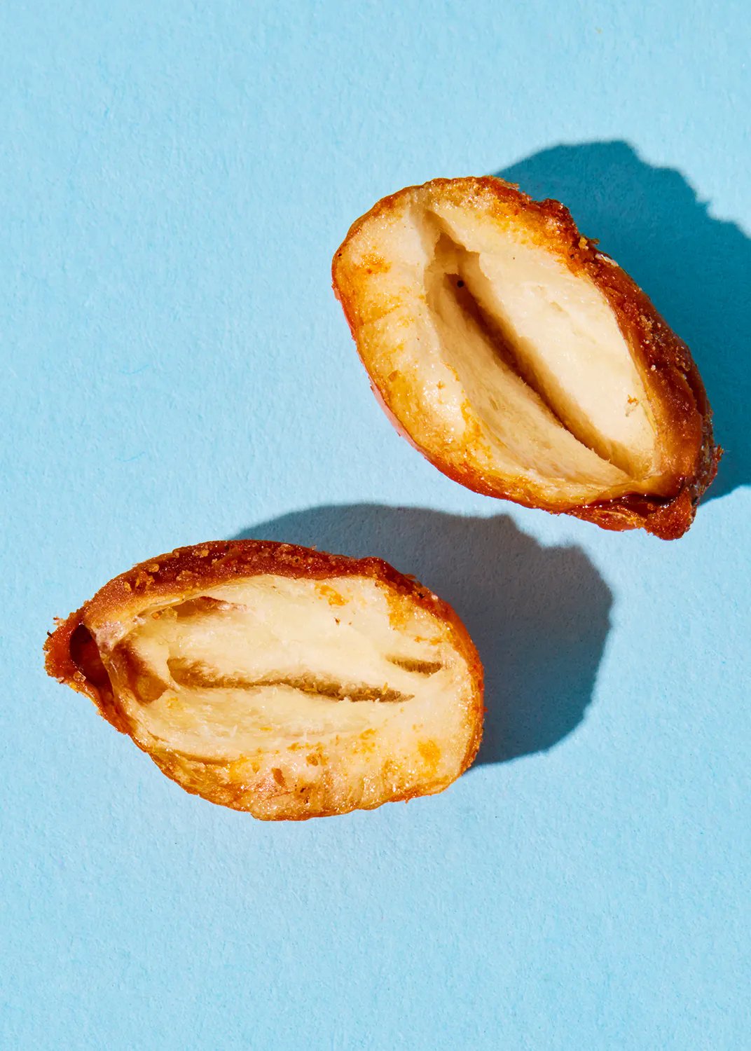 deux noix sont coupées en deux sur une surface bleue