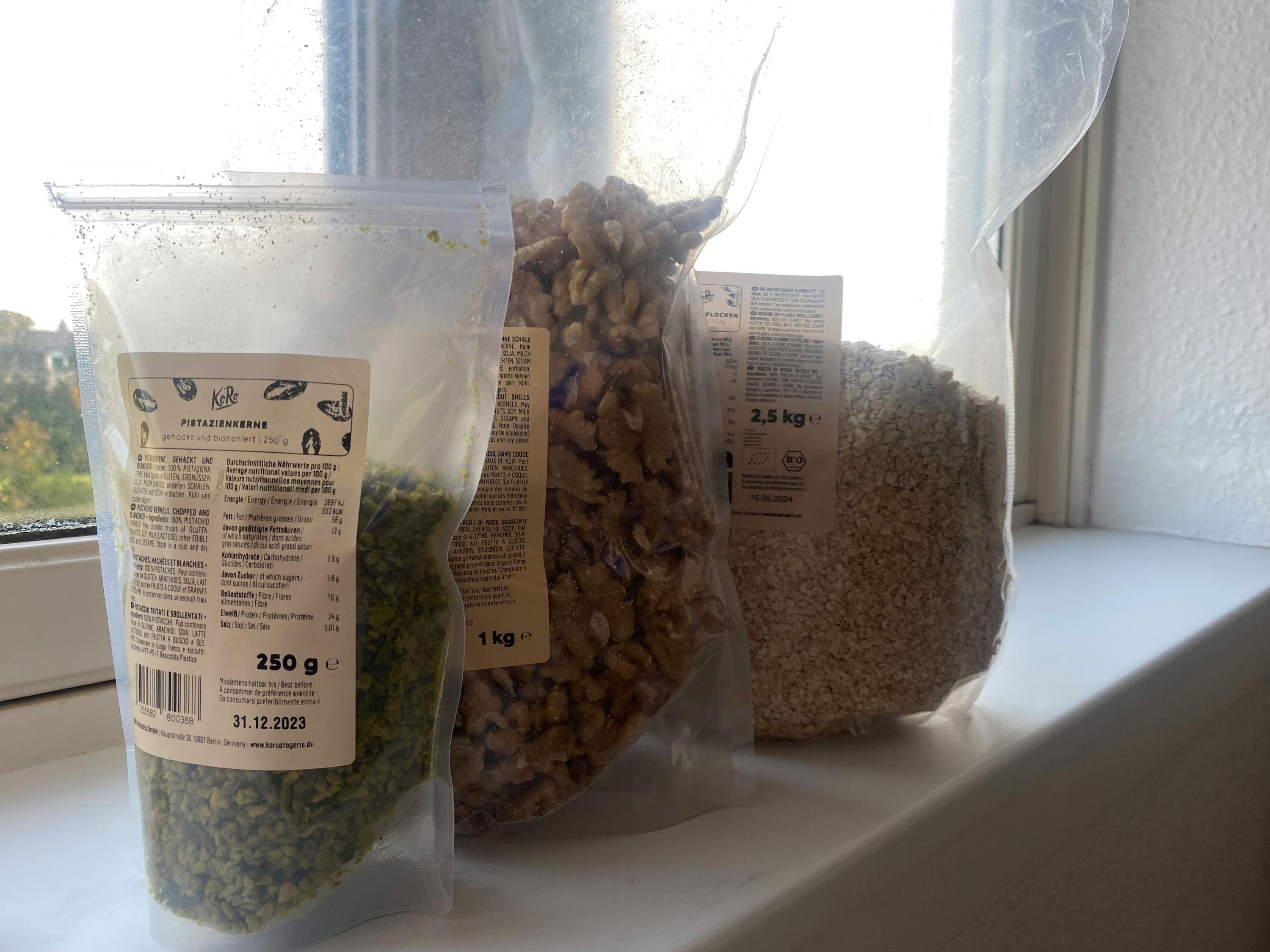 eine Plastiktüte mit pistazienkernen steht auf einem Fensterbrett