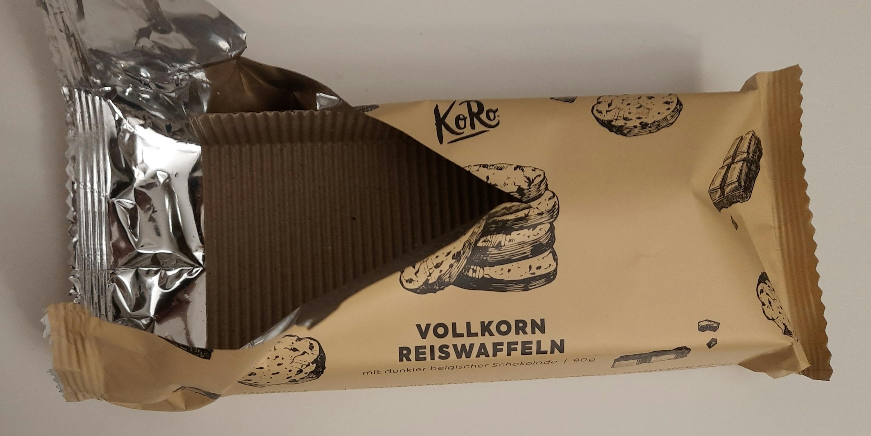 eine packung vollkornreiswaffeln mit dunkler belgischer schokolade