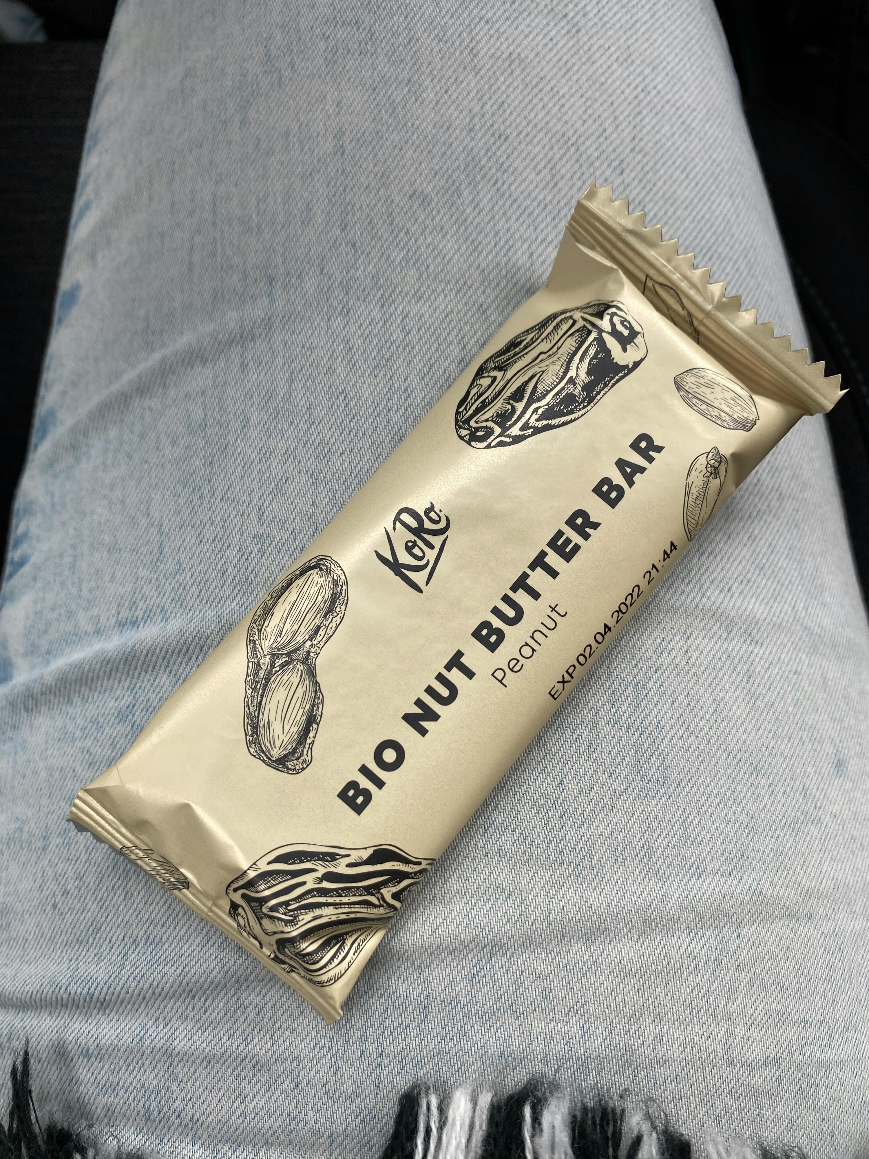 eine Erdnussbutter-Bar liegt auf einer Person 's Bein