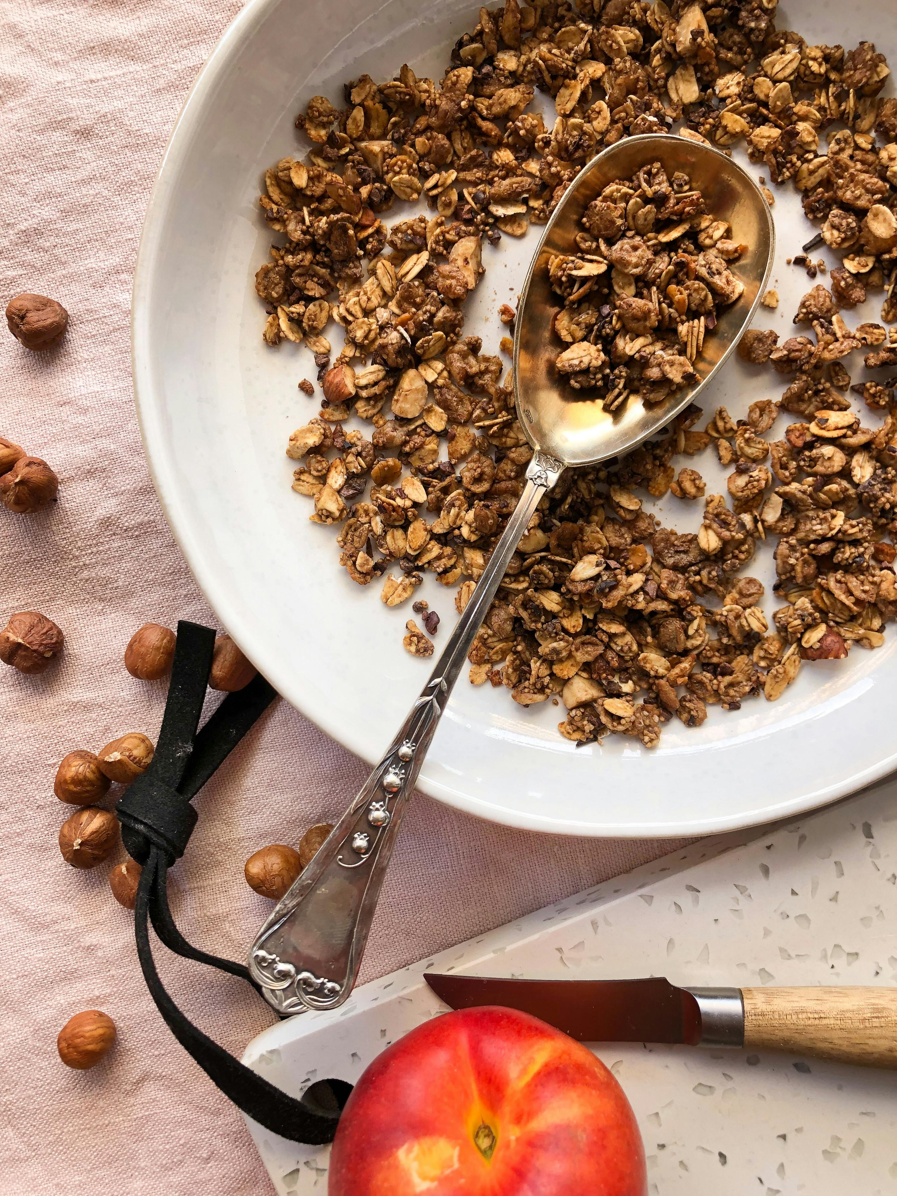 une cuillère est posée sur une assiette de granola