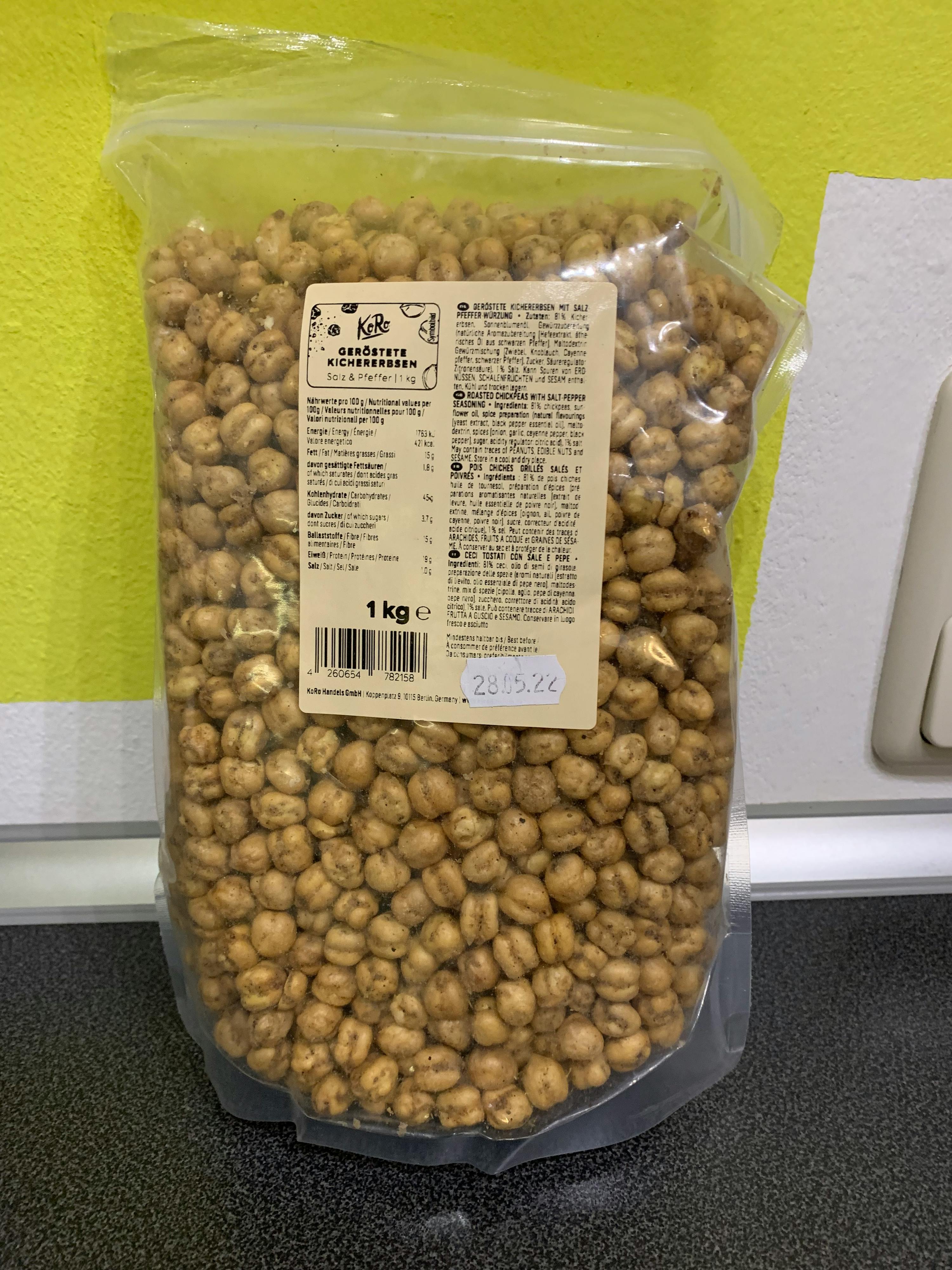 eine Plastiktüte mit Kichererbsen liegt auf einem Tisch