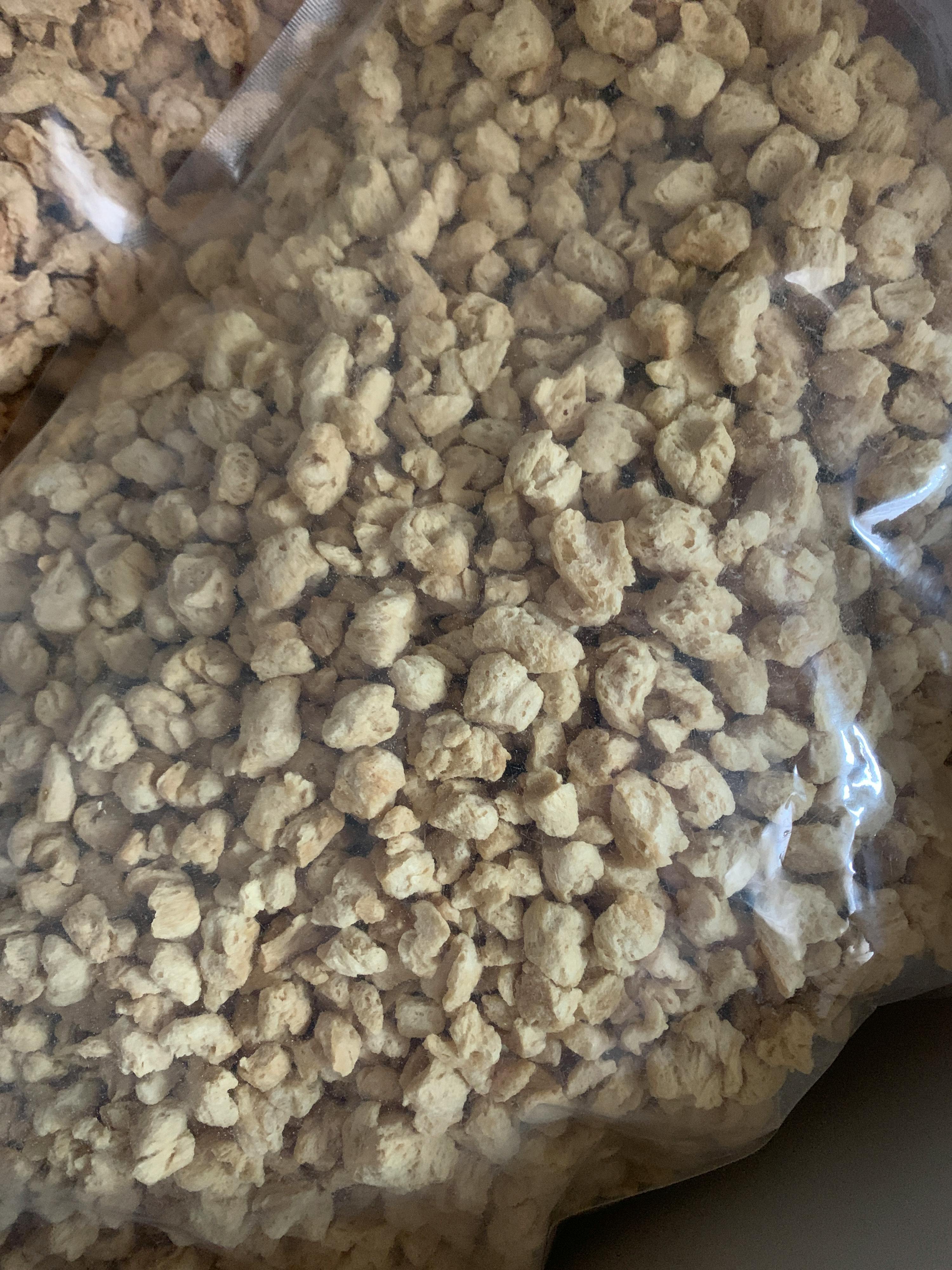 un gros tas de granulés blancs est assis sur une table