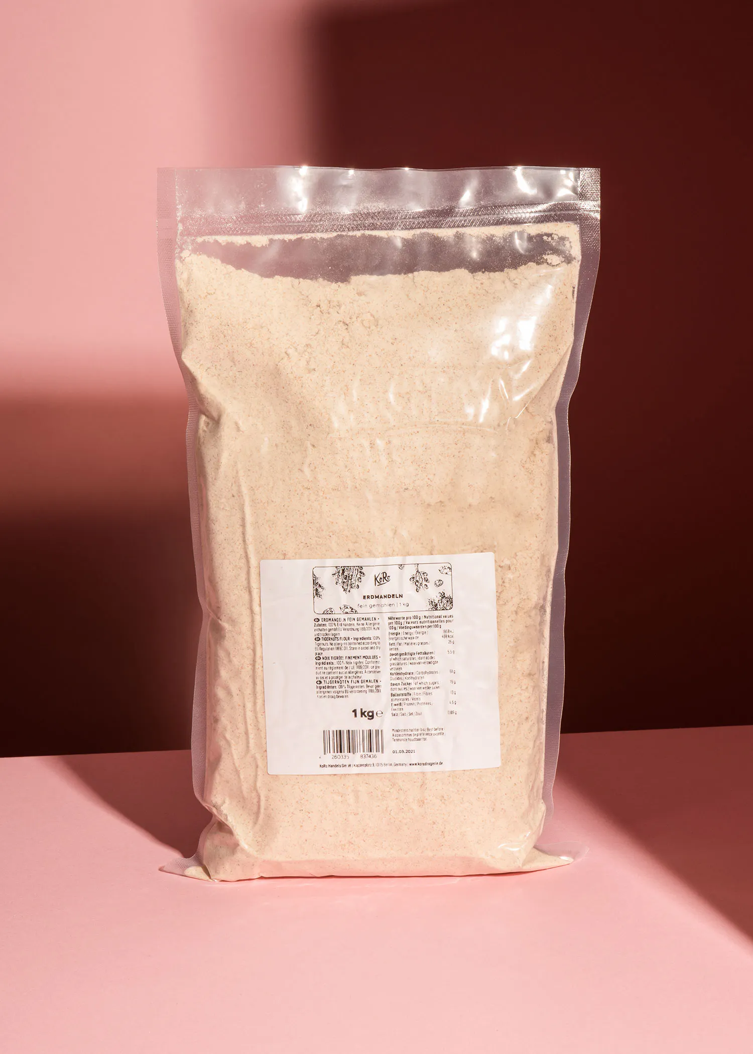 un sac en plastique contenant 1 kg de farine blanche