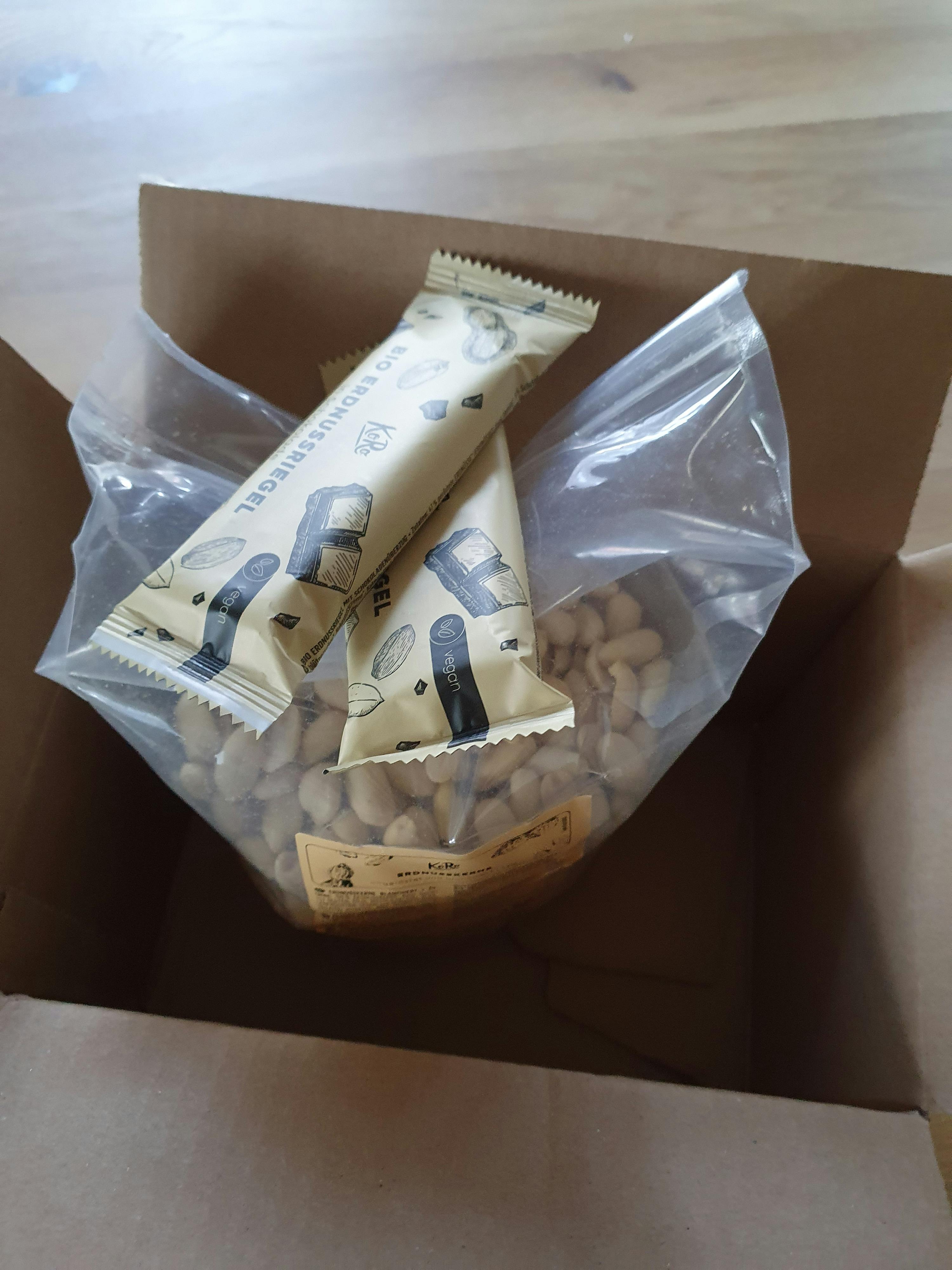 eine Plastiktüte mit einem kleinen Plastikbeutel darauf