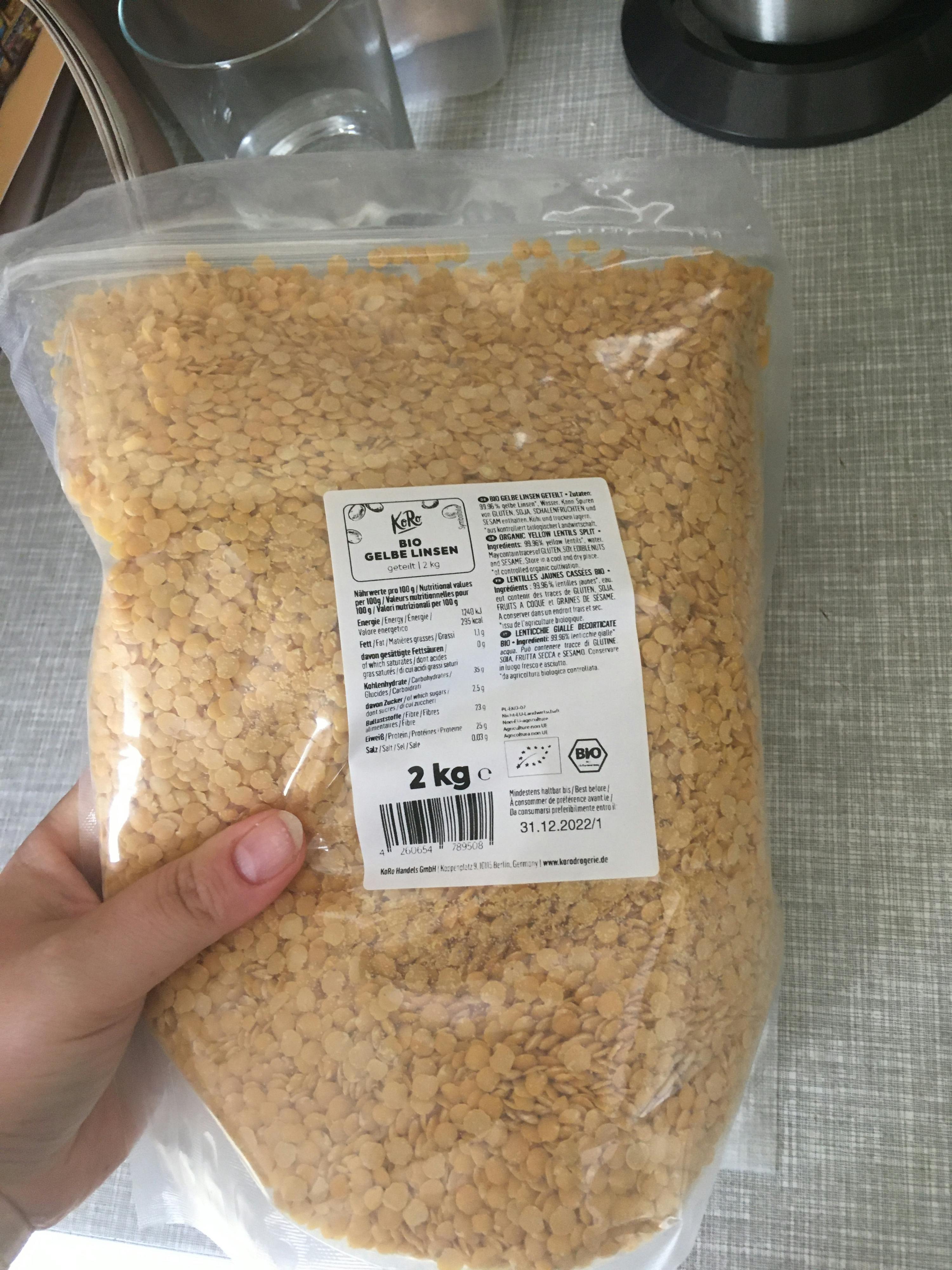 a person is holding a bag of food that says 2 kg on it