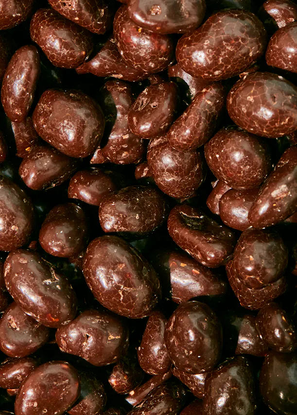 une pile de noix enrobées de chocolat noir