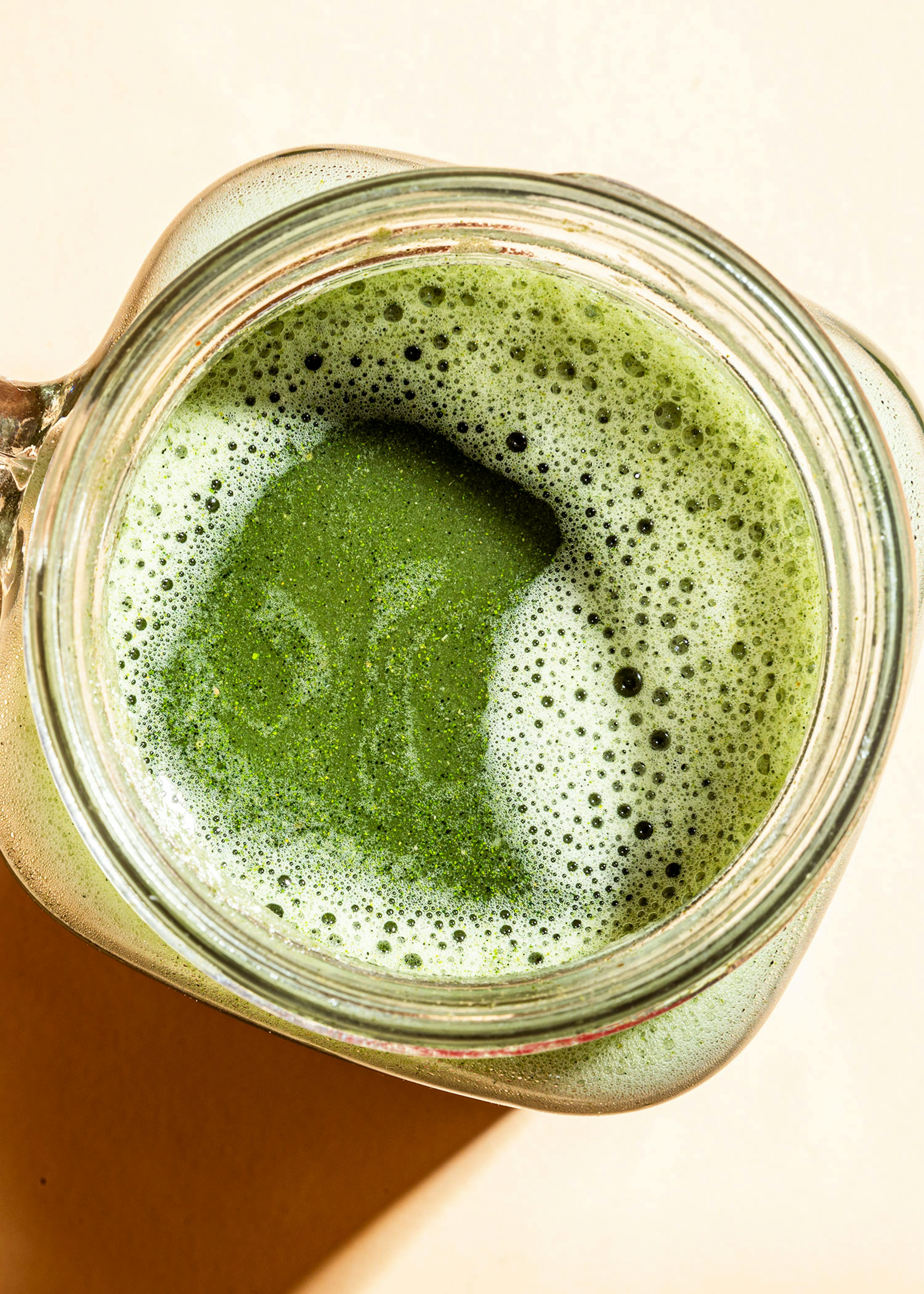 eine Nahaufnahme eines grünen Smoothies in einem Einmachglas