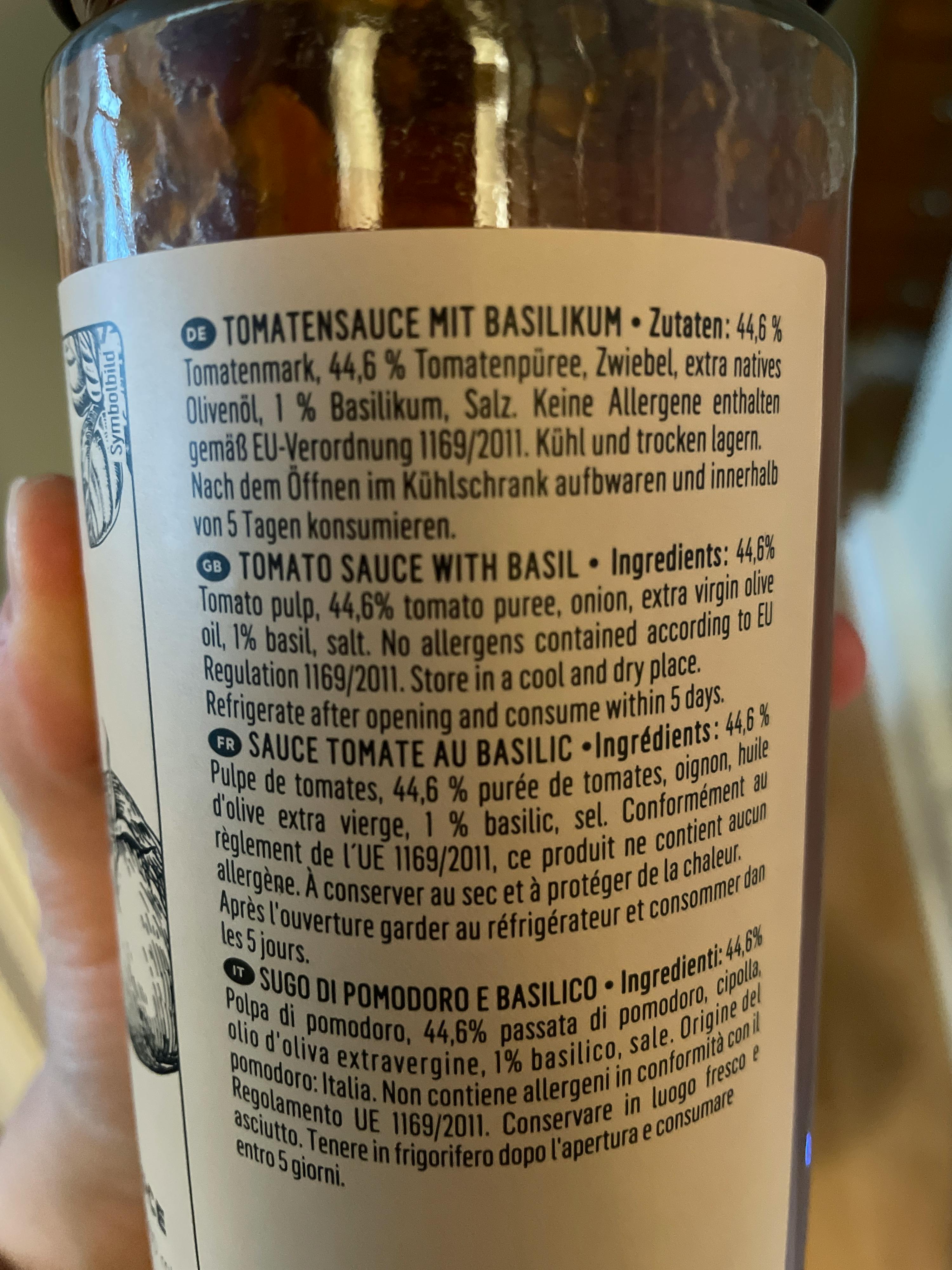 l' arrière d' une bouteille de sauce tomate avec basilic