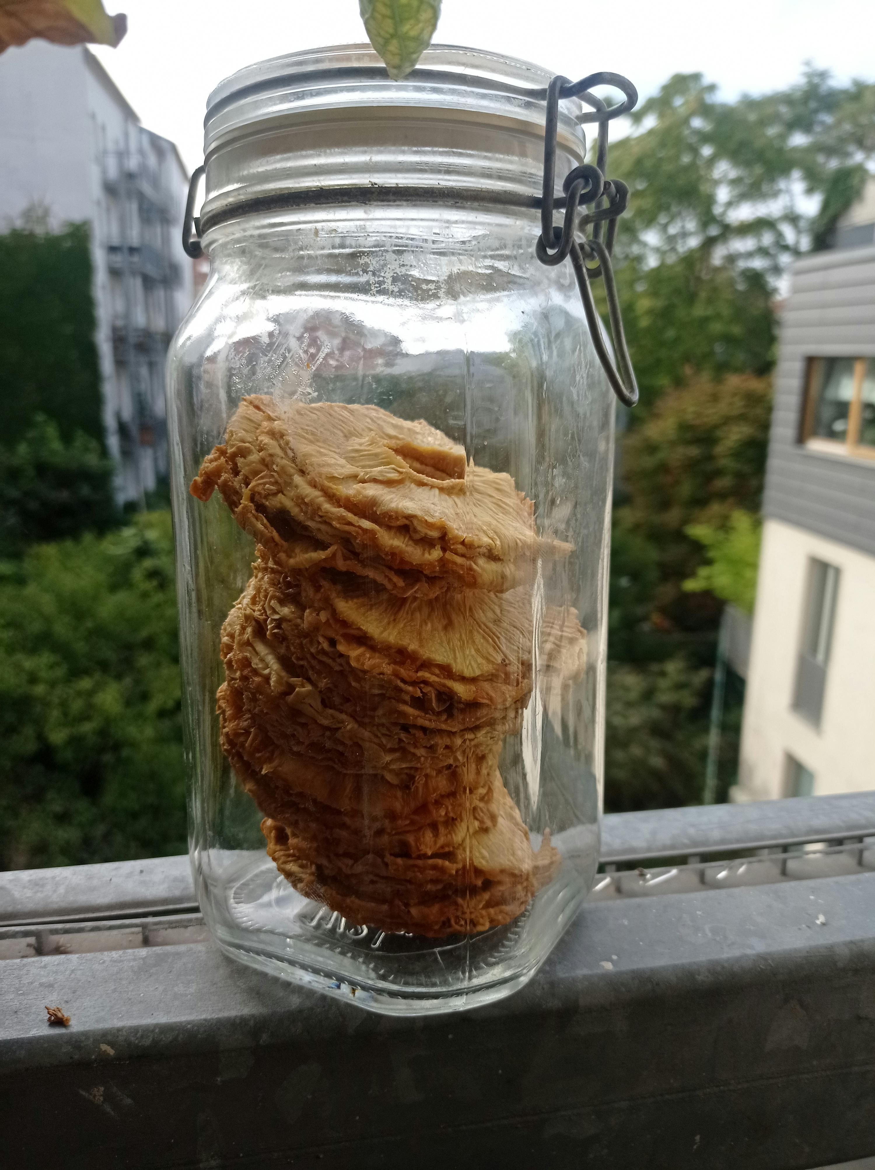 un barattolo di vetro pieno di cibo è seduto su un balcone