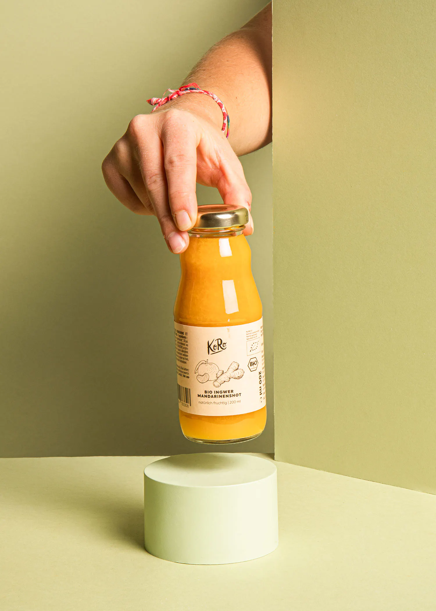 Eine Person hält eine Flasche mit einem Etikett , das sagt , dass es bio ist