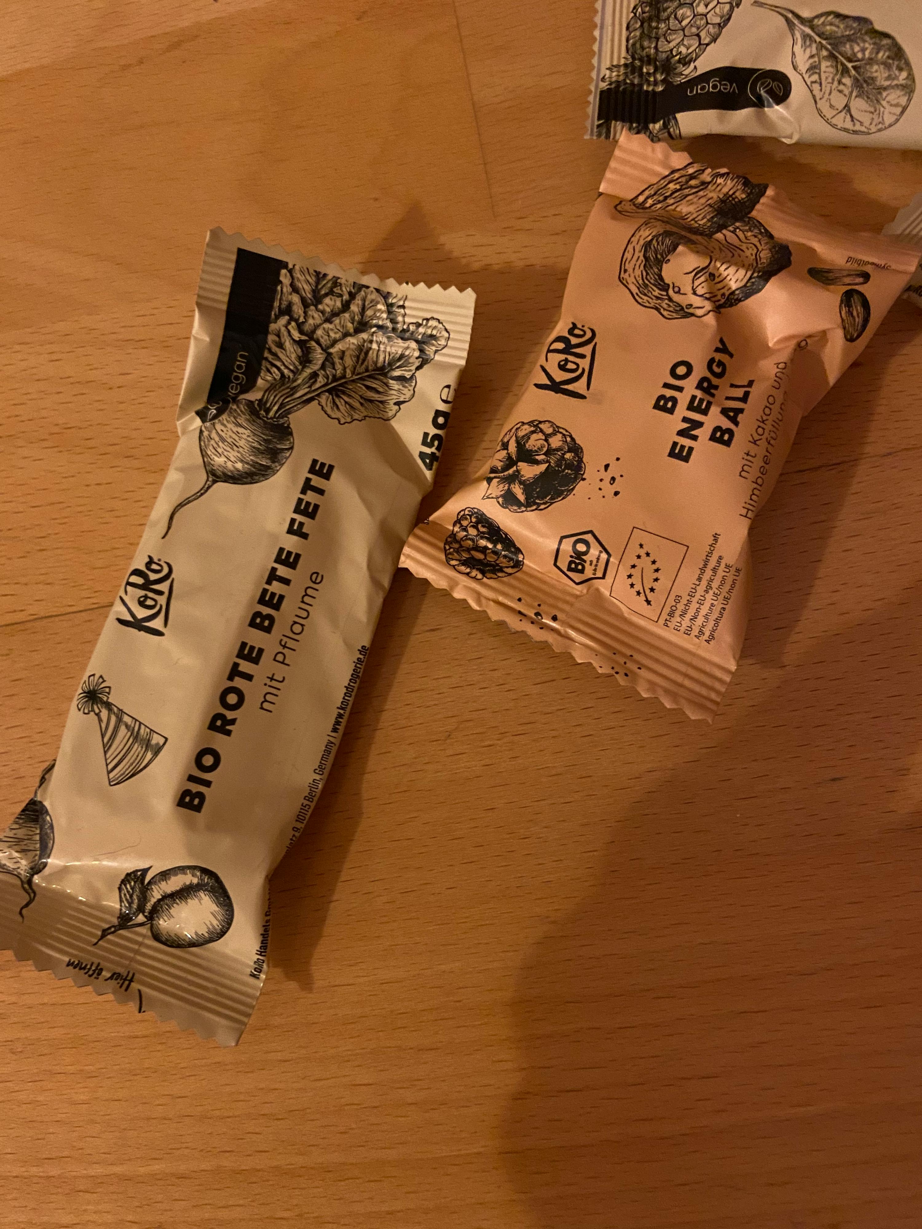 due barrette bio sono sedute su un tavolo di legno