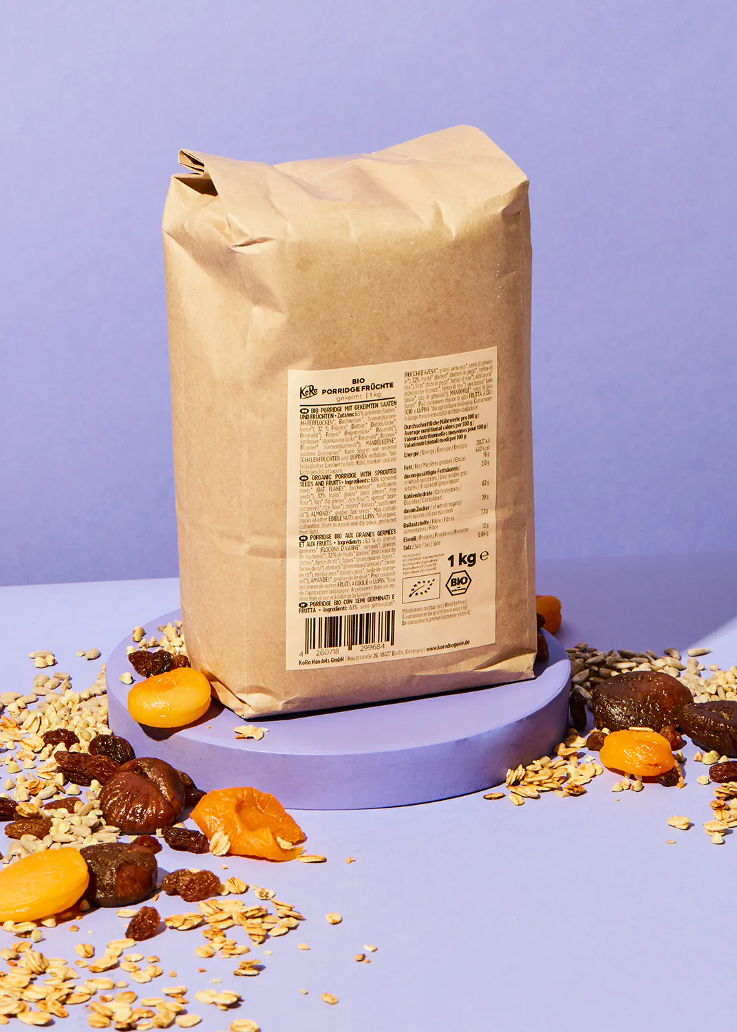 un sac de farine bio est assis sur une table entourée de fruits secs