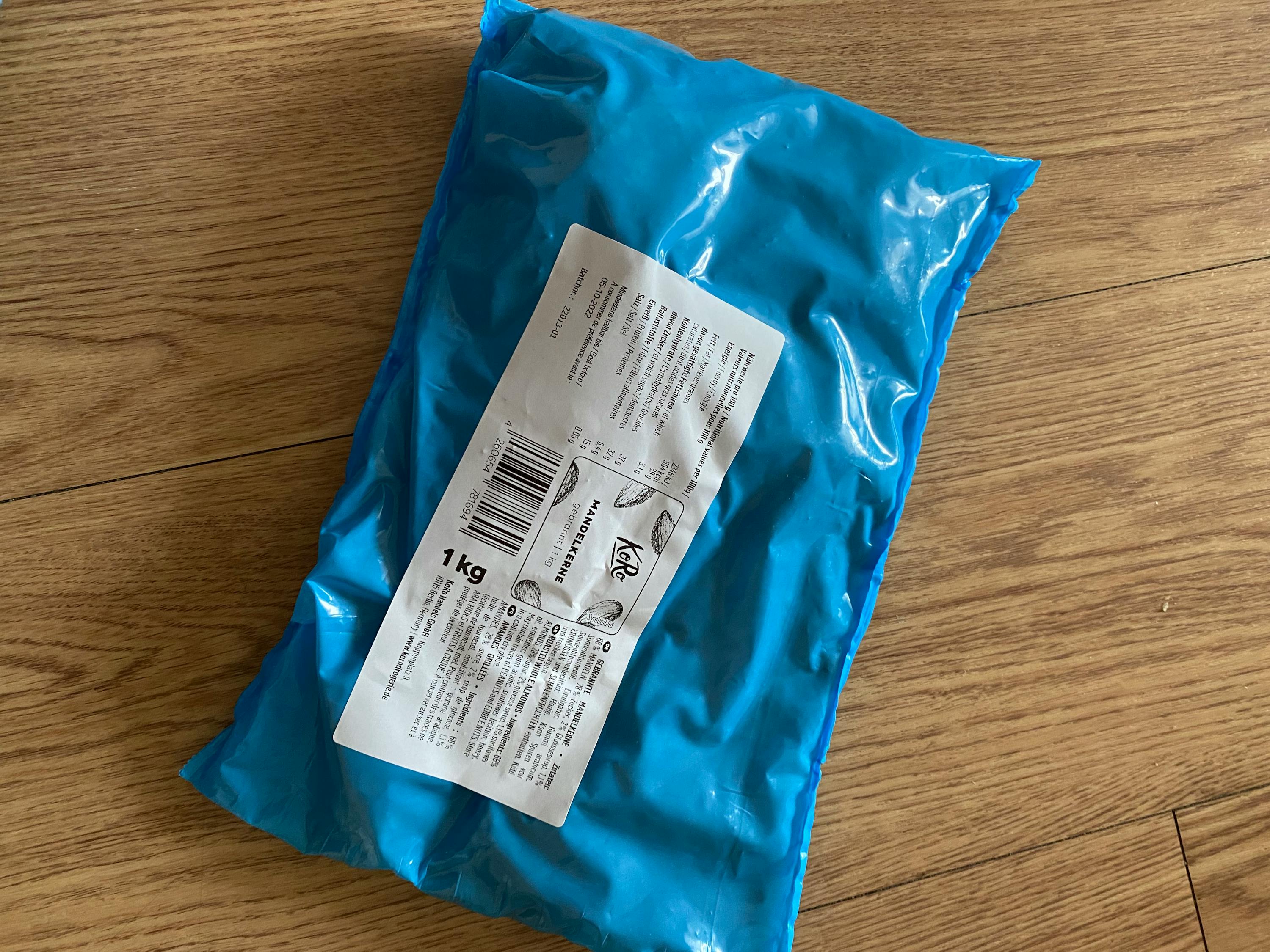 un sac bleu avec une étiquette blanche à l' arrière