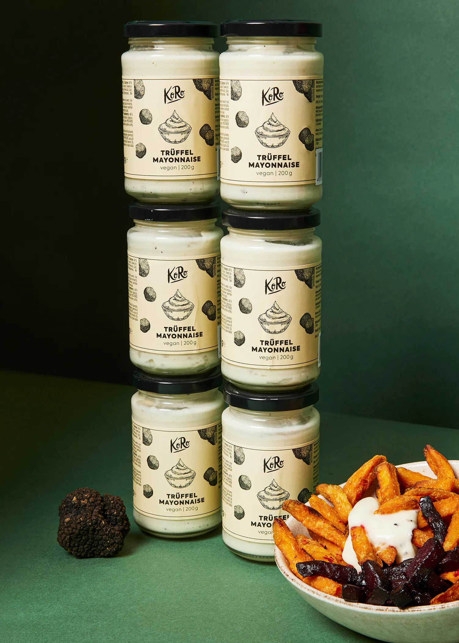 six pots de mayonnaise sont empilés les uns sur les autres