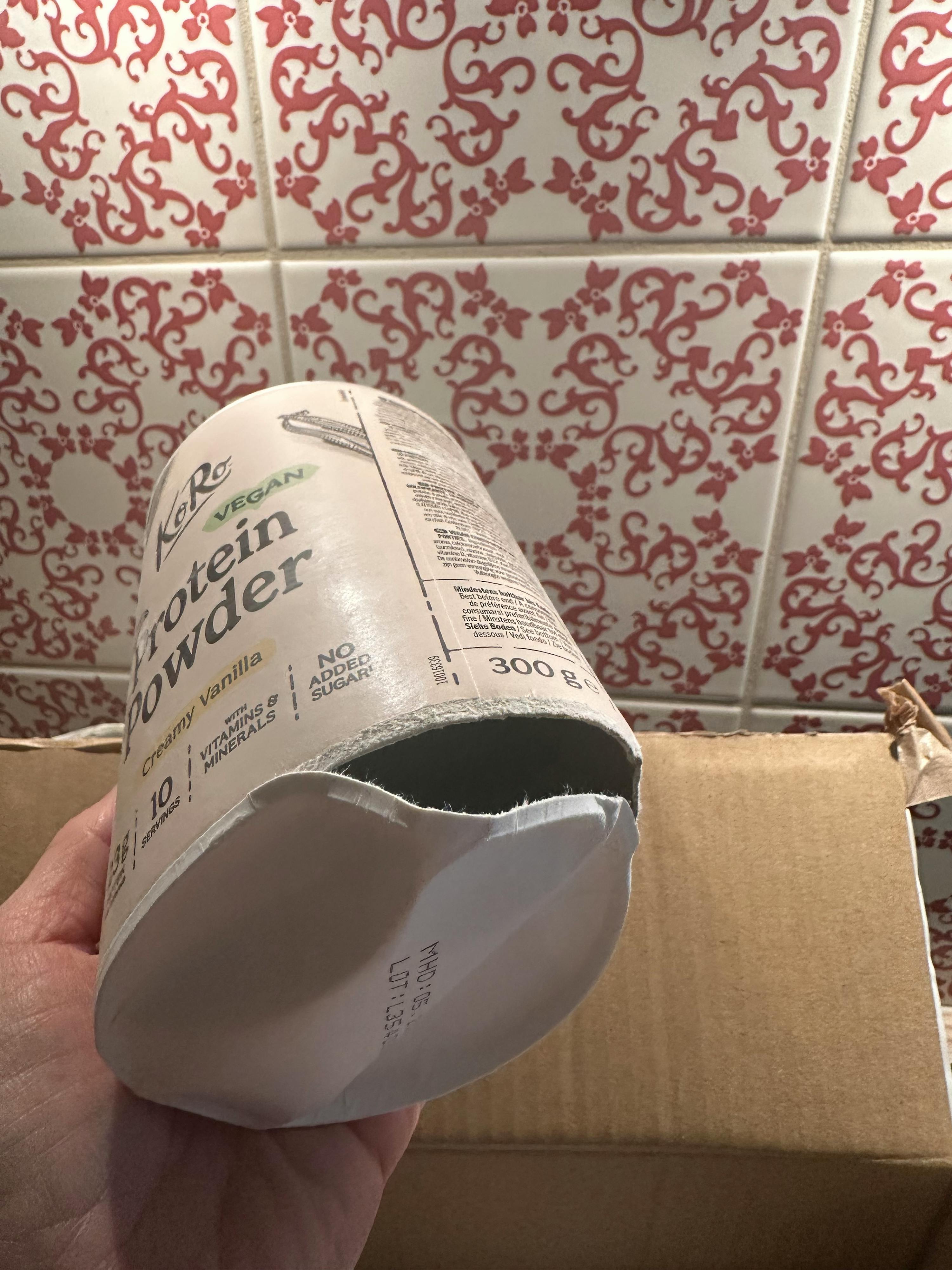 eine Person hält einen Plastikbecher mit der Aufschrift ' cottage cheese ' darauf