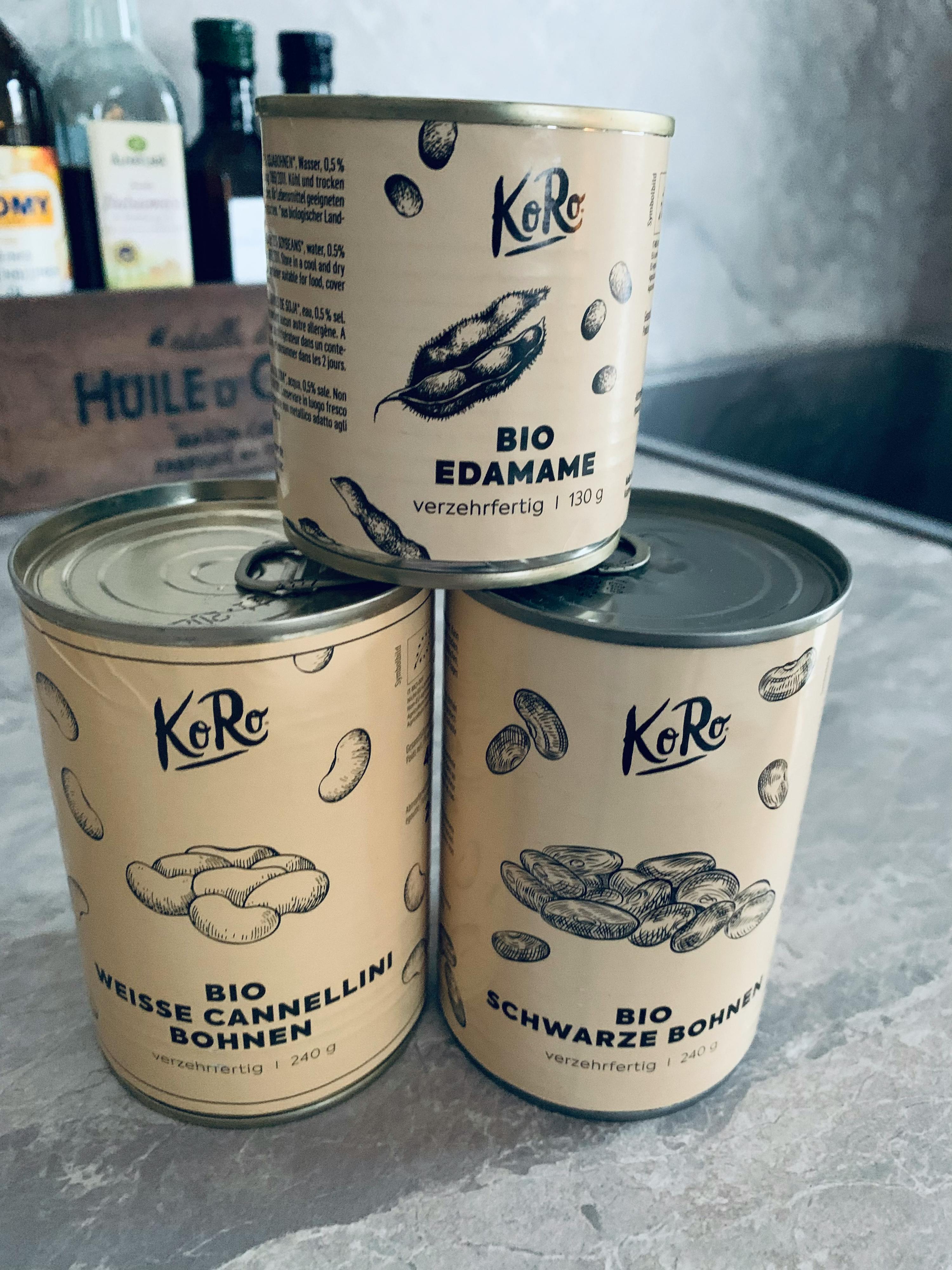 drei Dosen mit verschiedenen Arten von Bohnen stehen nebeneinander