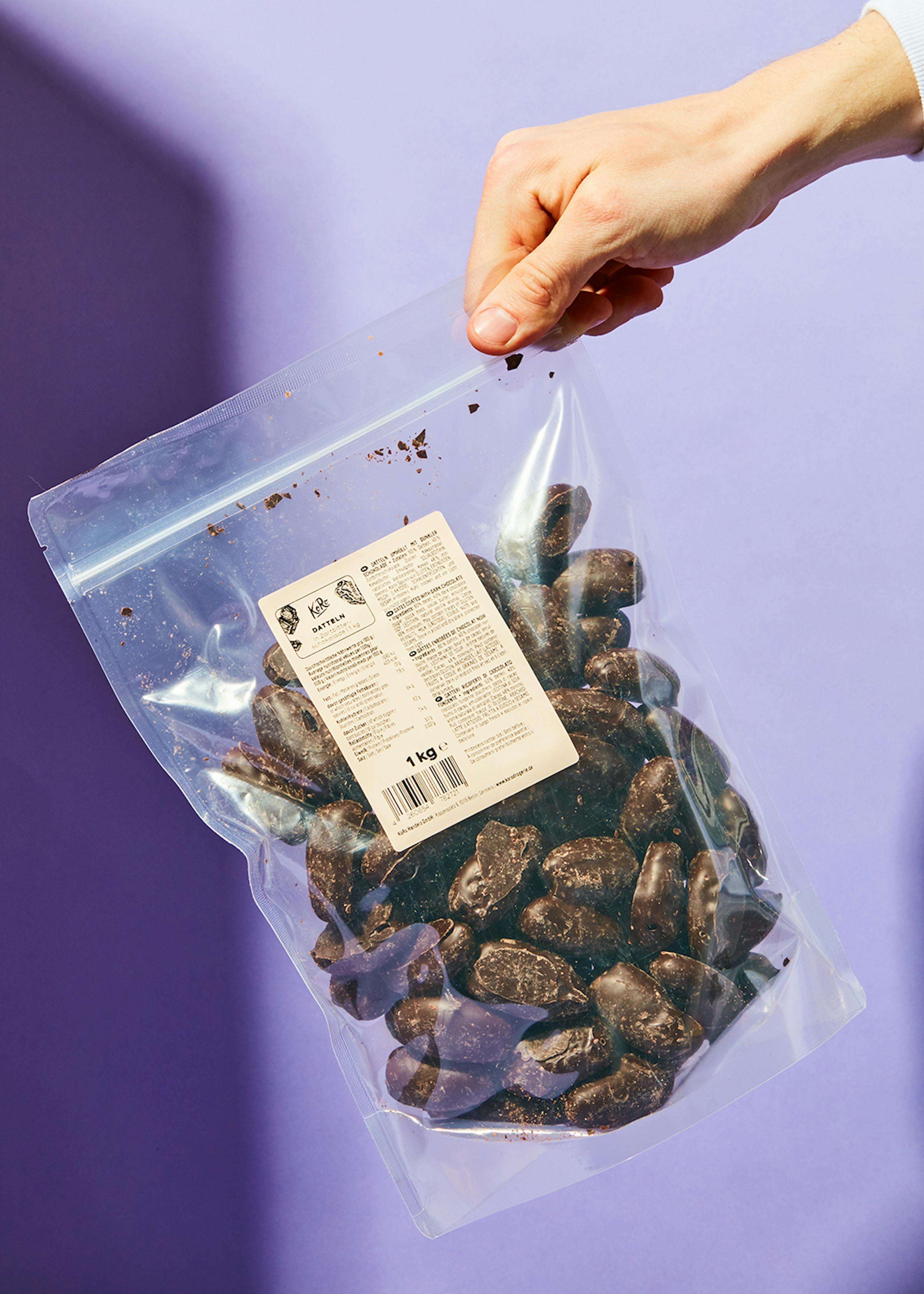 una persona tiene in mano un sacchetto di cioccolato 1kg