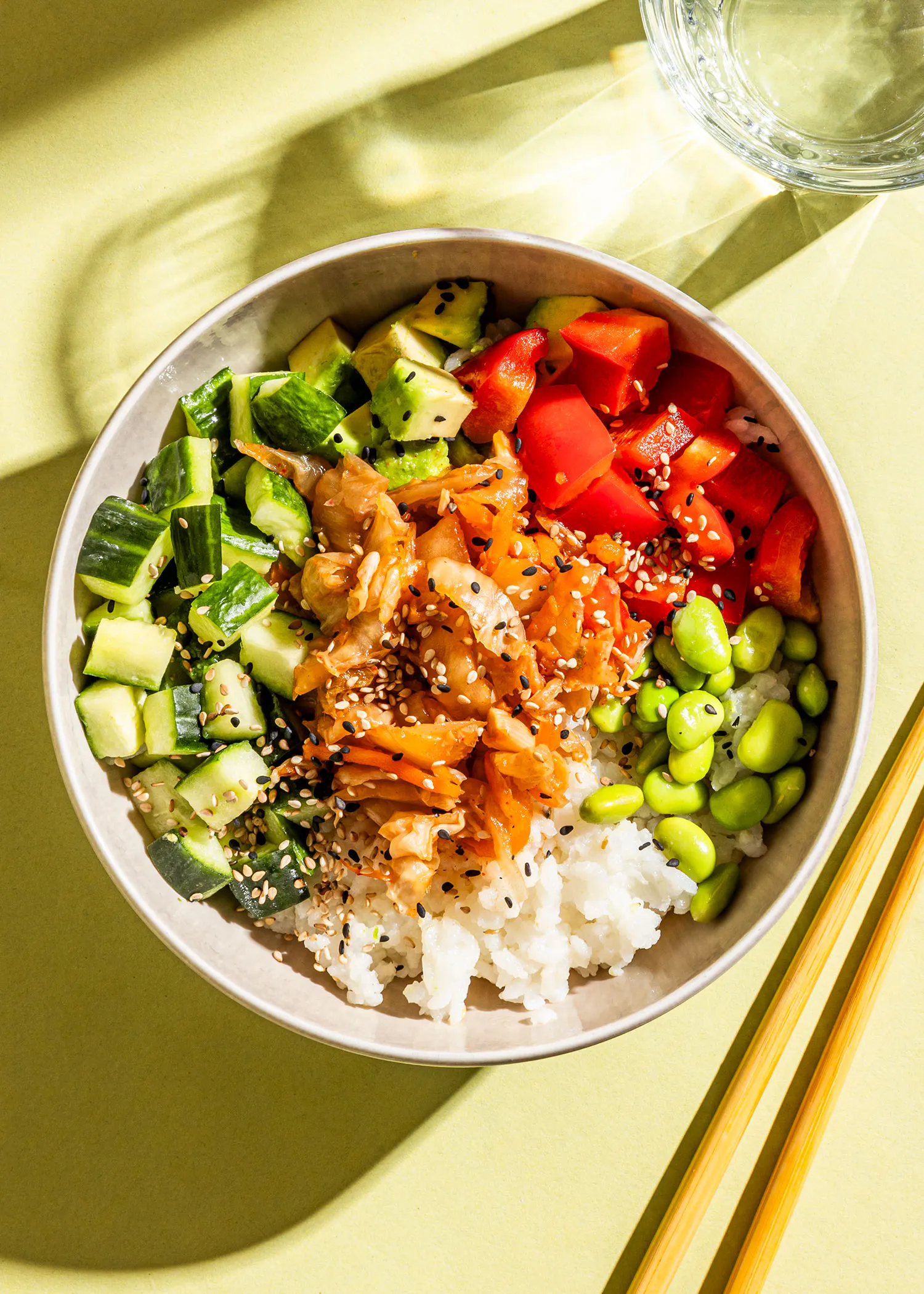eine Schüssel mit Reis und Gemüse steht auf einem Tisch