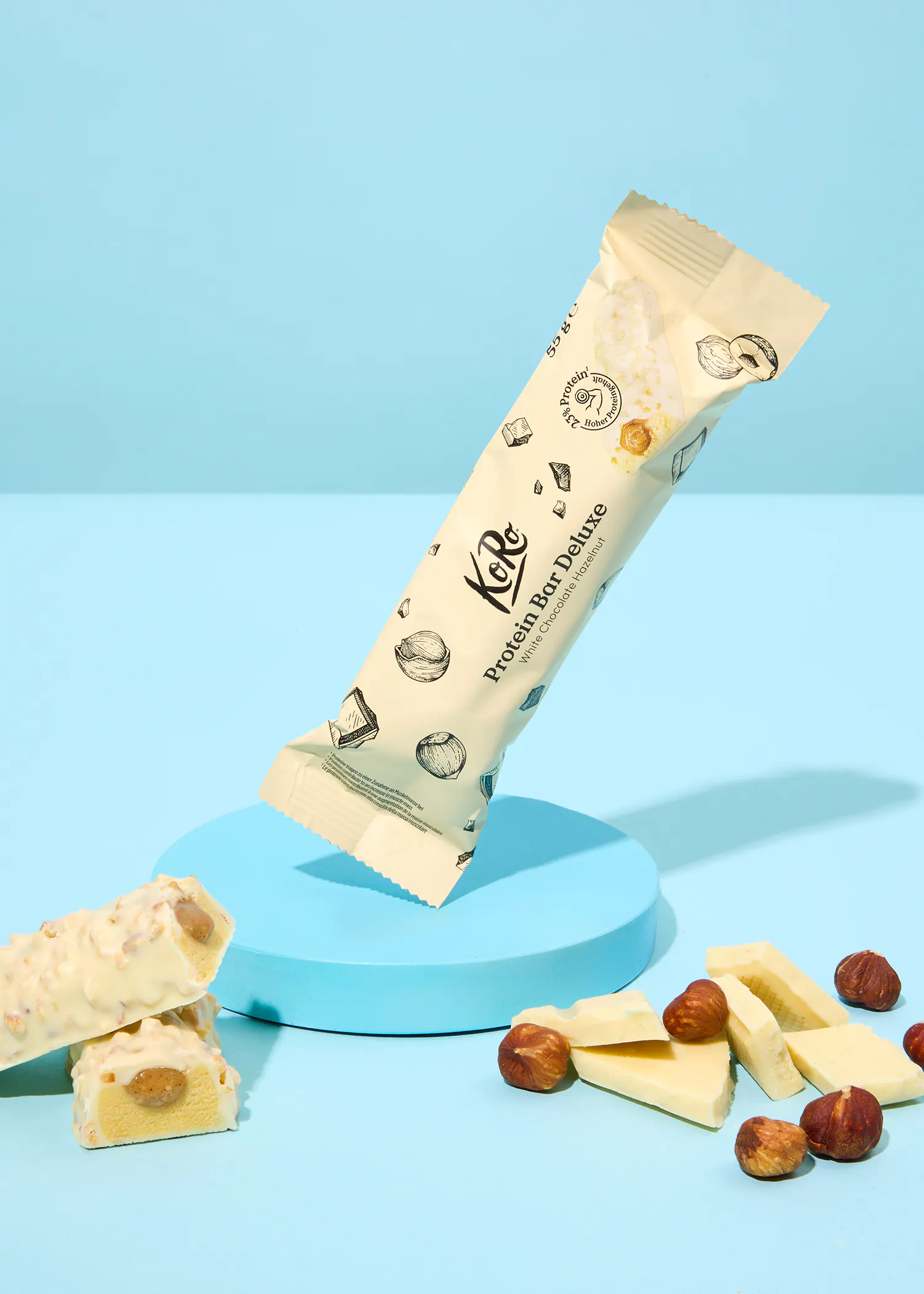 une barre de protéines blanche avec des noix sur une table bleue