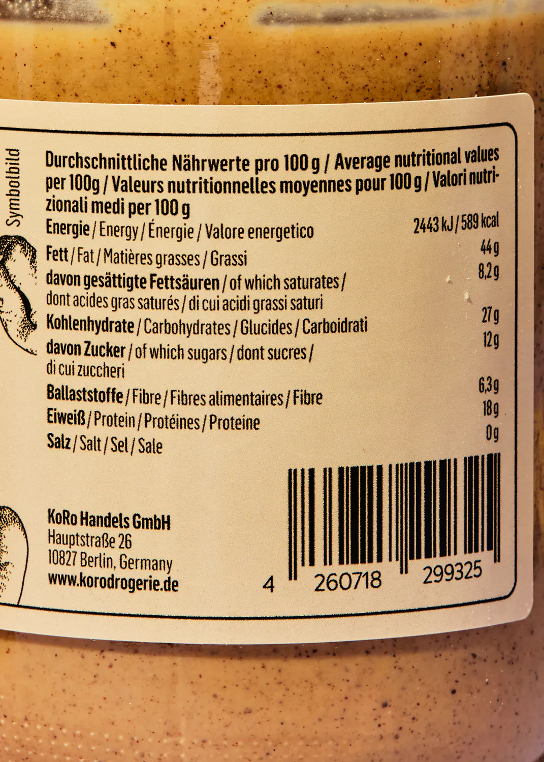 die Rückseite einer Erdnussbutter-Flasche zeigt die Nährwertangaben