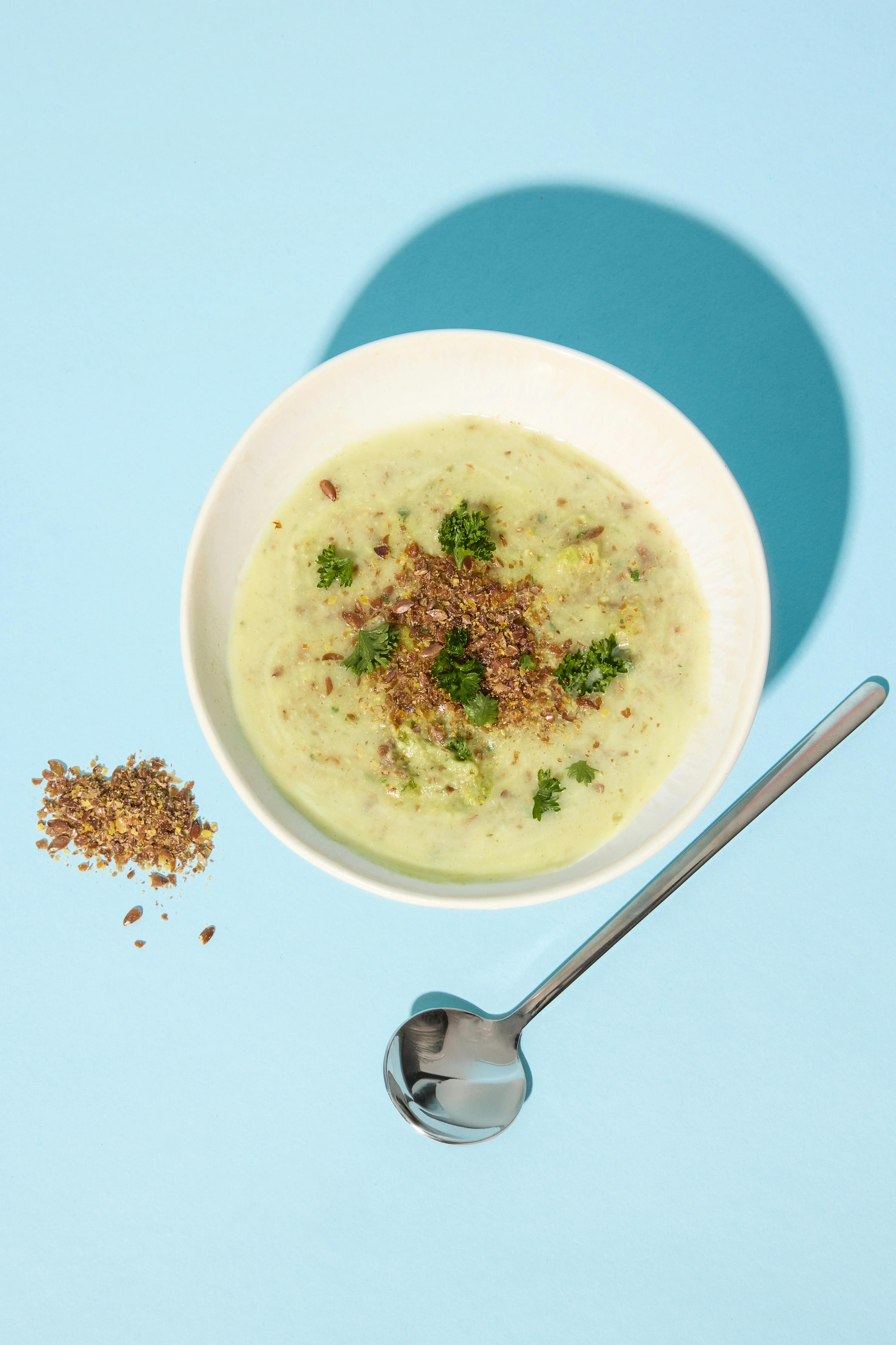 eine Schüssel Suppe mit einem Löffel darauf