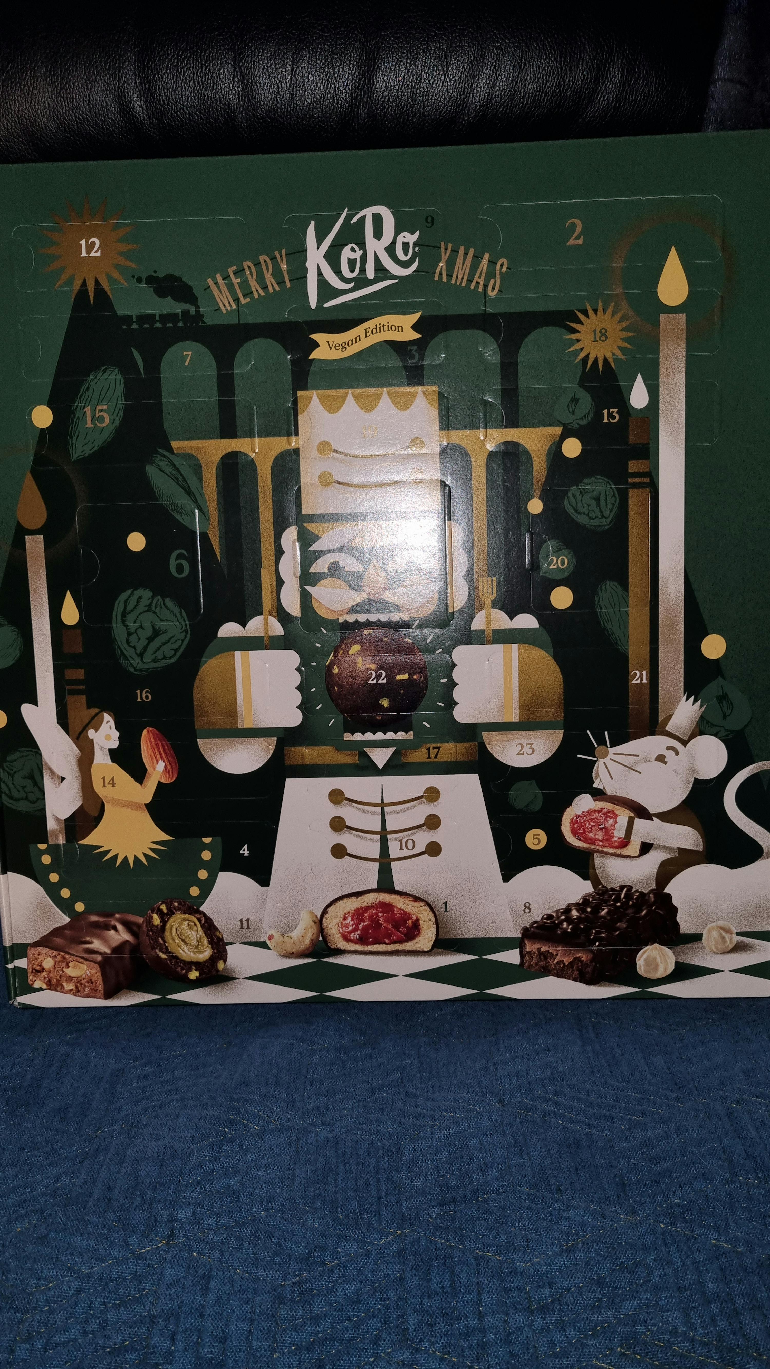 un calendario dell'avvento a forma di castello con la scritta merry xmas