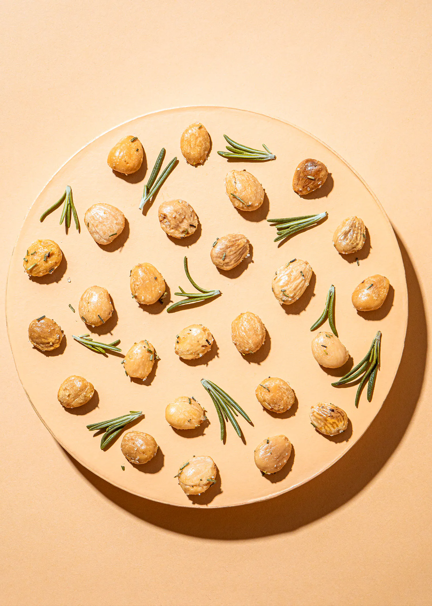 une assiette remplie de pommes de terre et de romarin