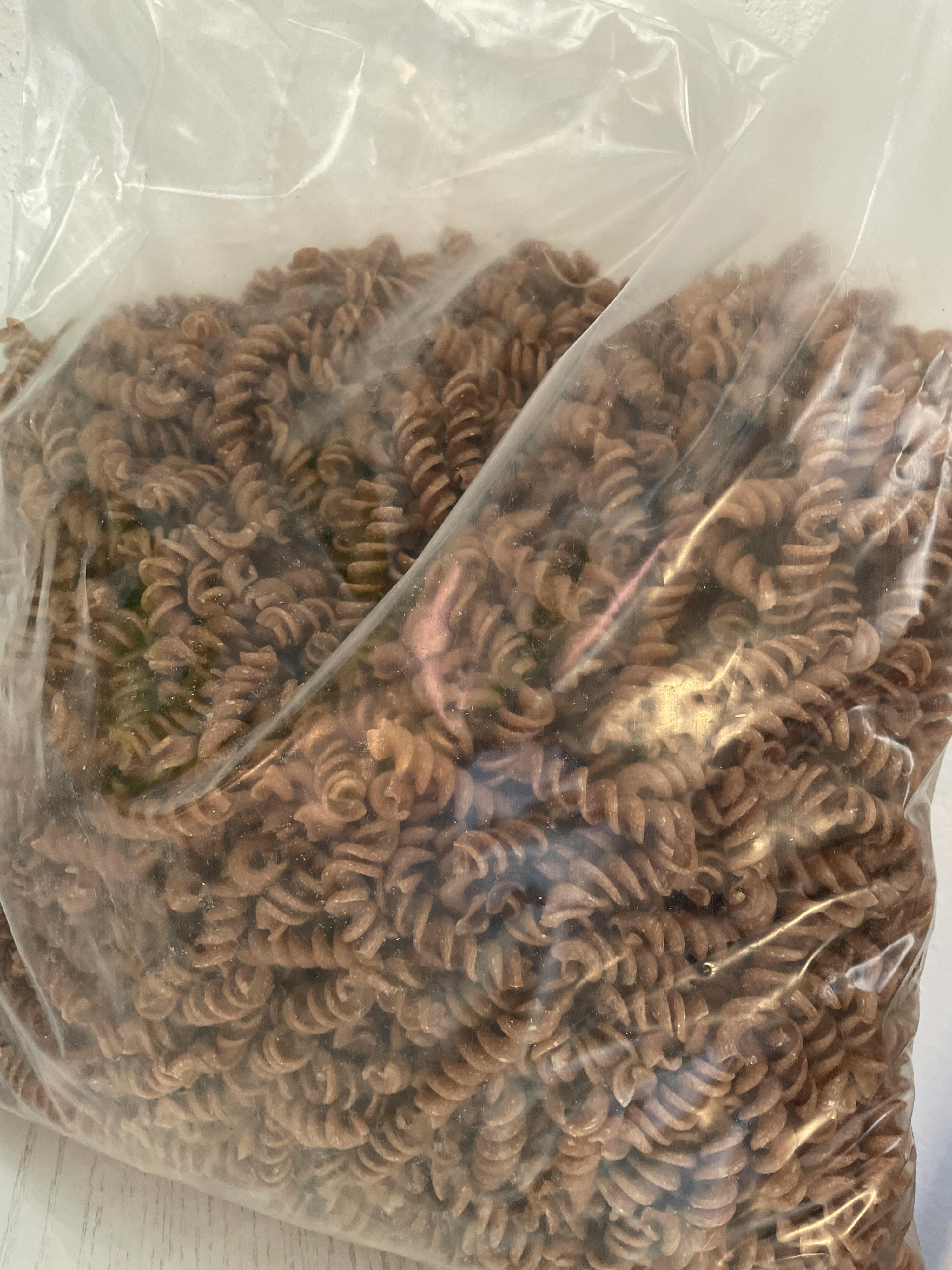 un sacchetto di pasta in un sacchetto di plastica