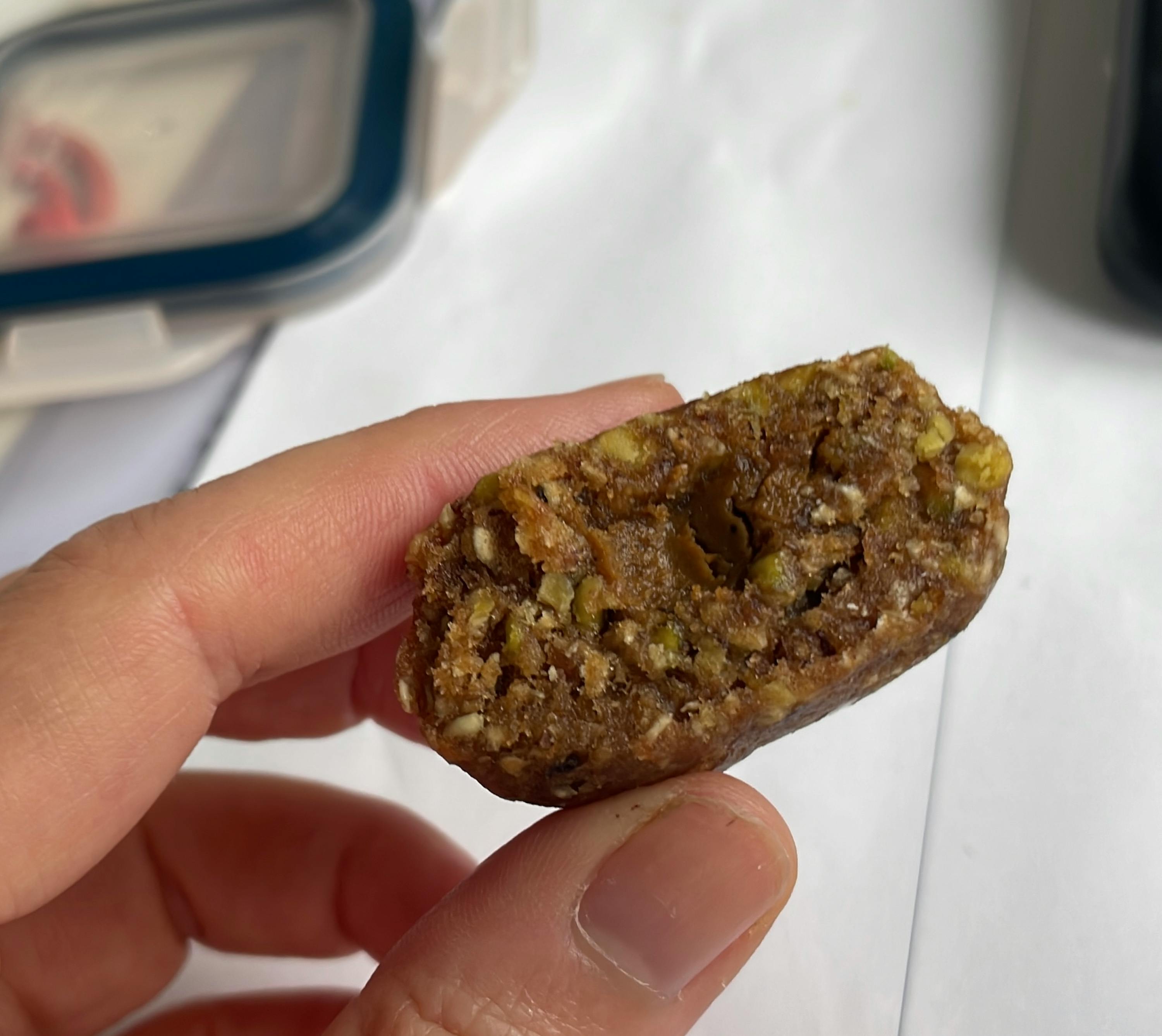 una persona tiene in mano un pezzo di cibo con un buco nel mezzo