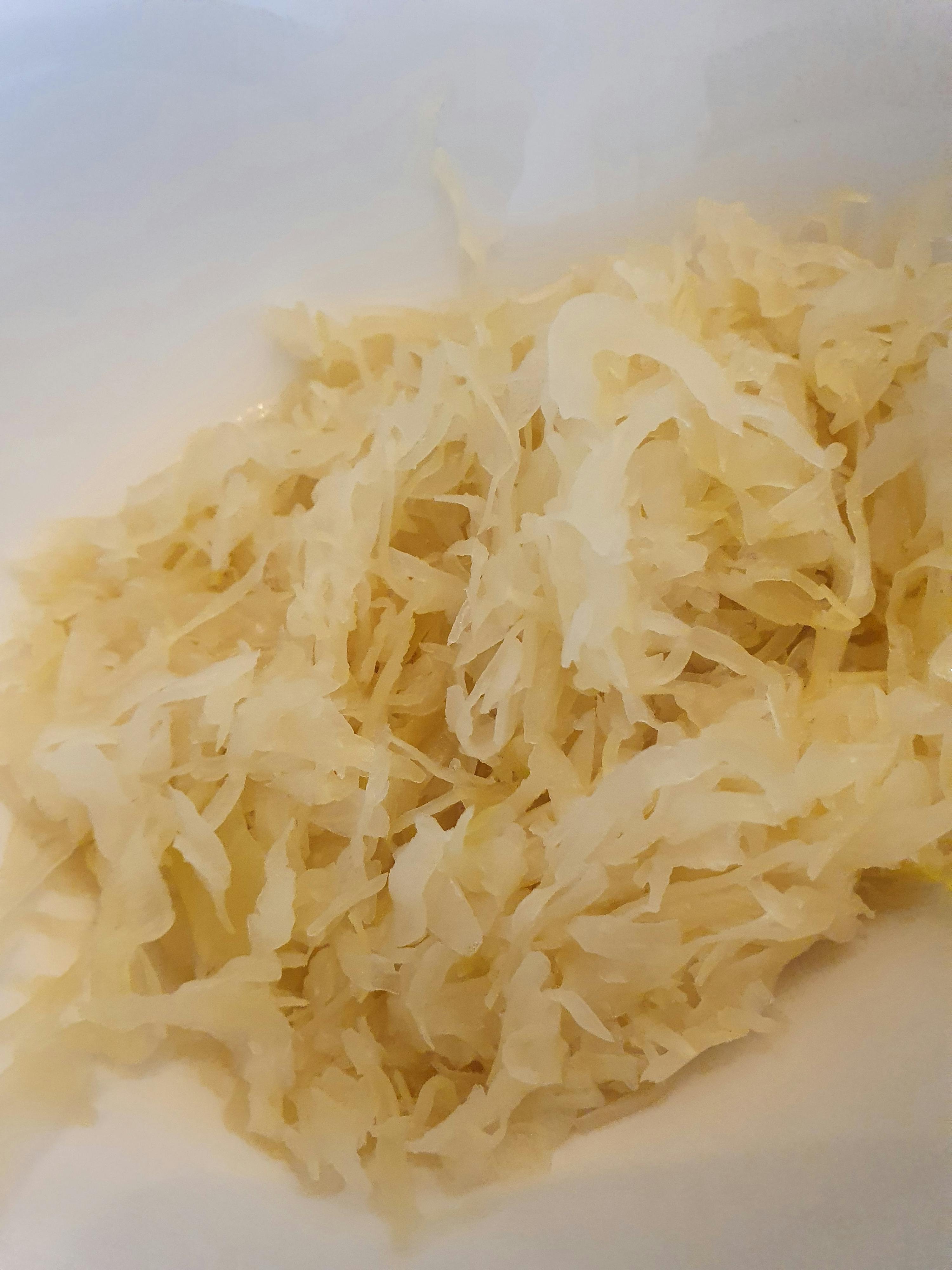 un gros plan d' un bol rempli de chou râpé