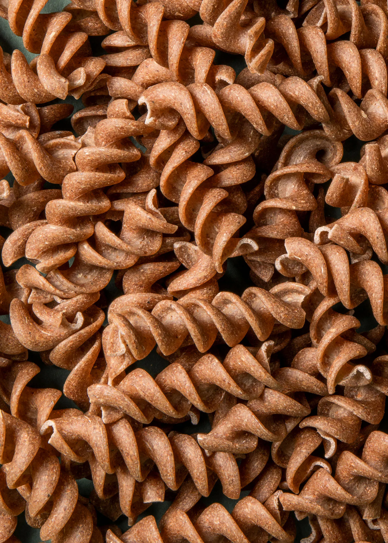 eine Nahaufnahme von braunen Nudeln in einer spiralförmigen Form
