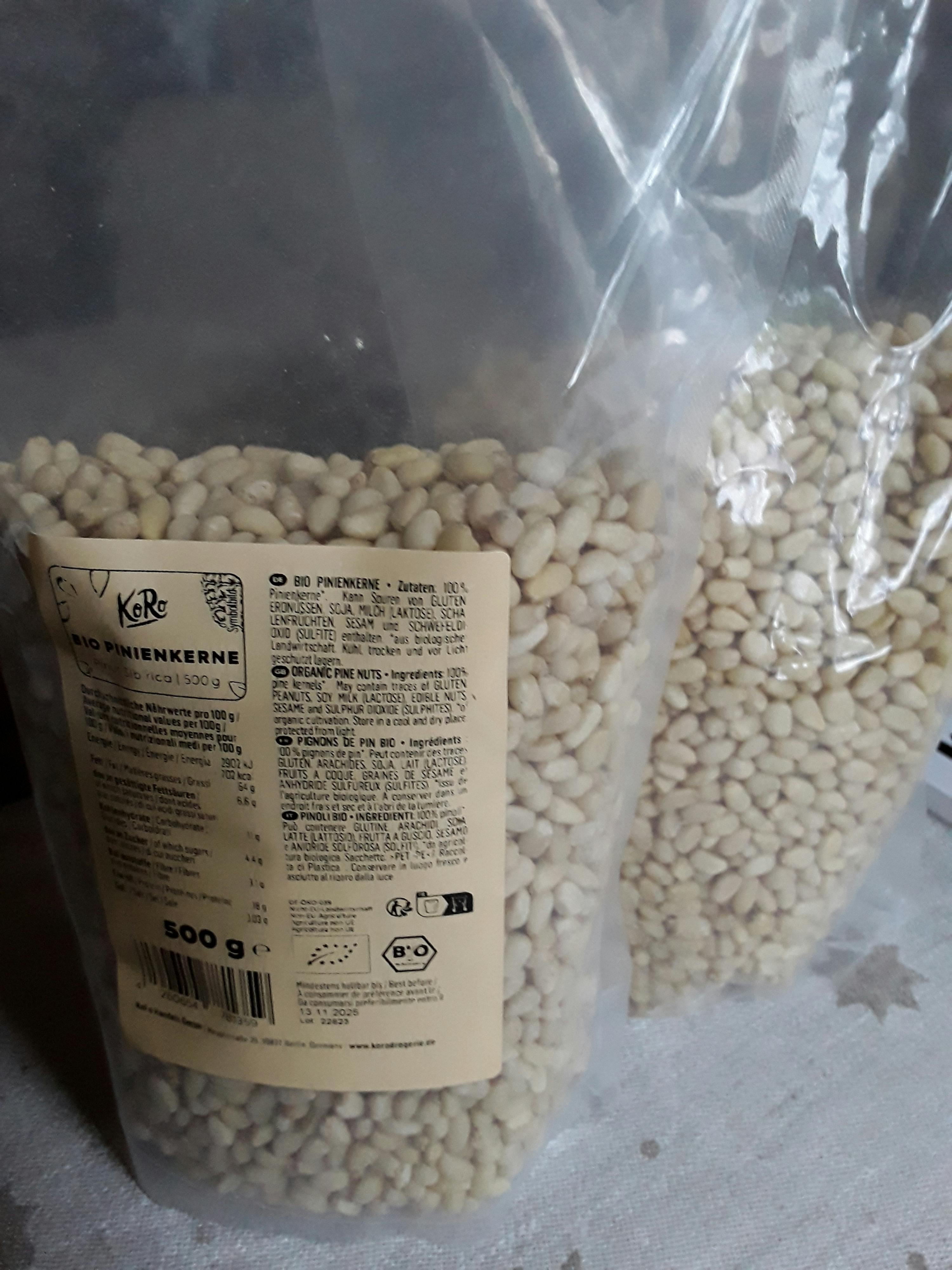 ein Plastikbeutel mit weißen Pinienkernen steht auf einem Tisch