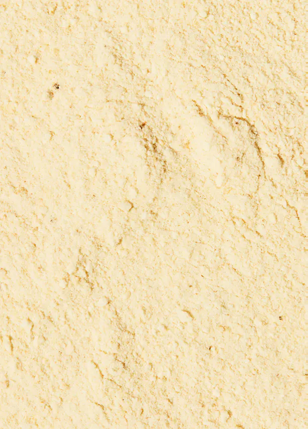 un gros plan d' un tas de farine jaune