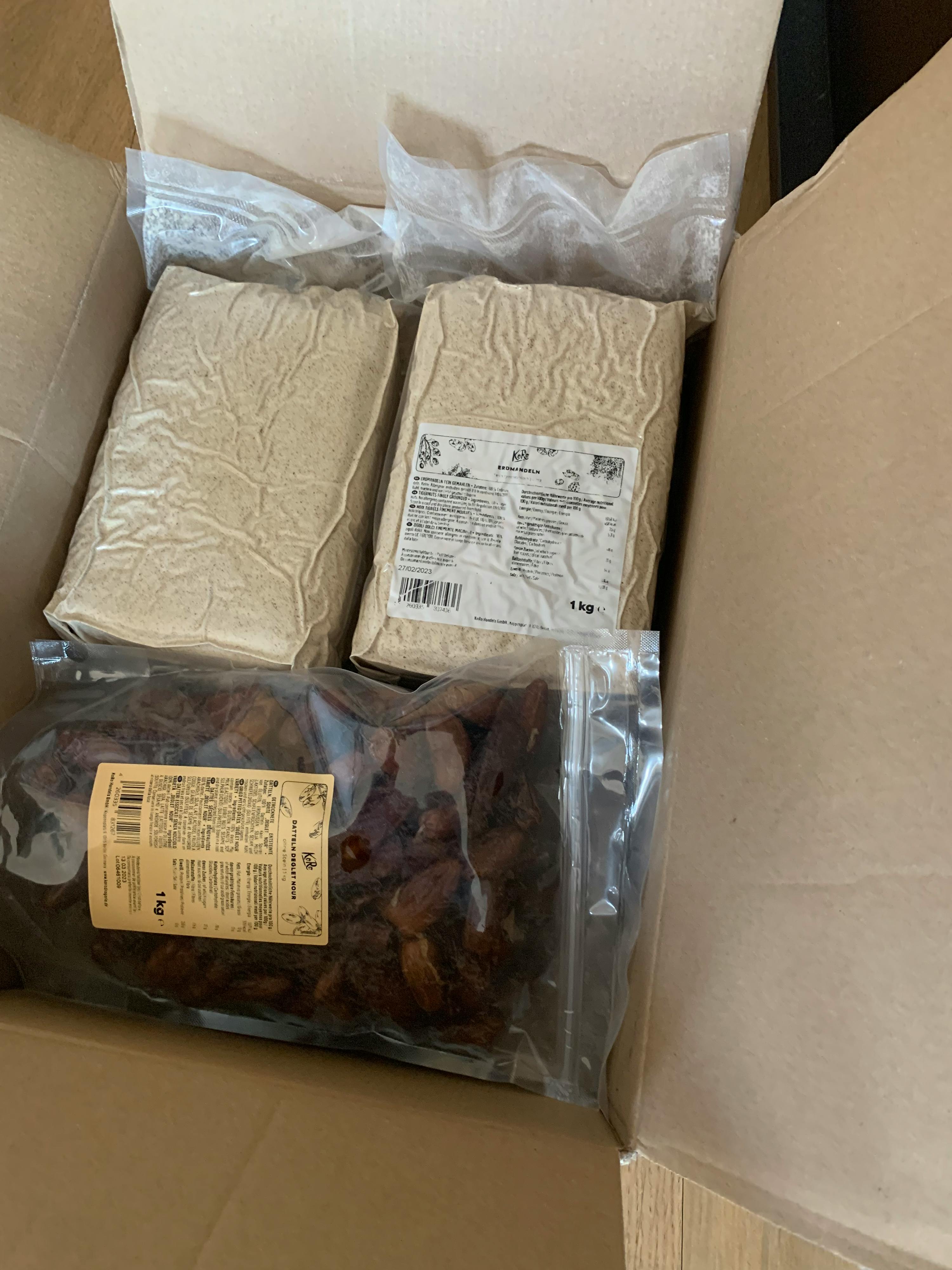 eine Schachtel mit einem Etikett auf der Rückseite , das sagt datteln