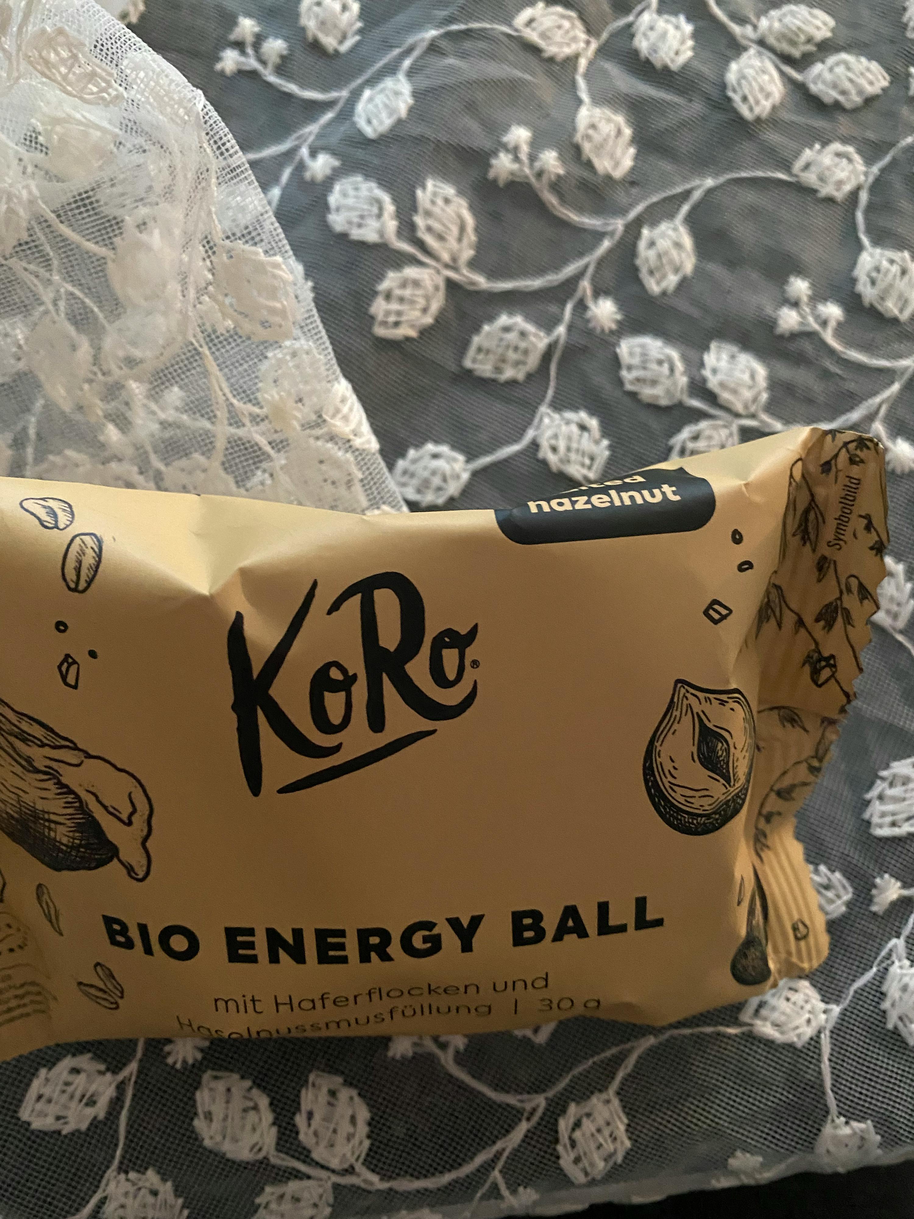 une boule d' énergie bio posée sur une table