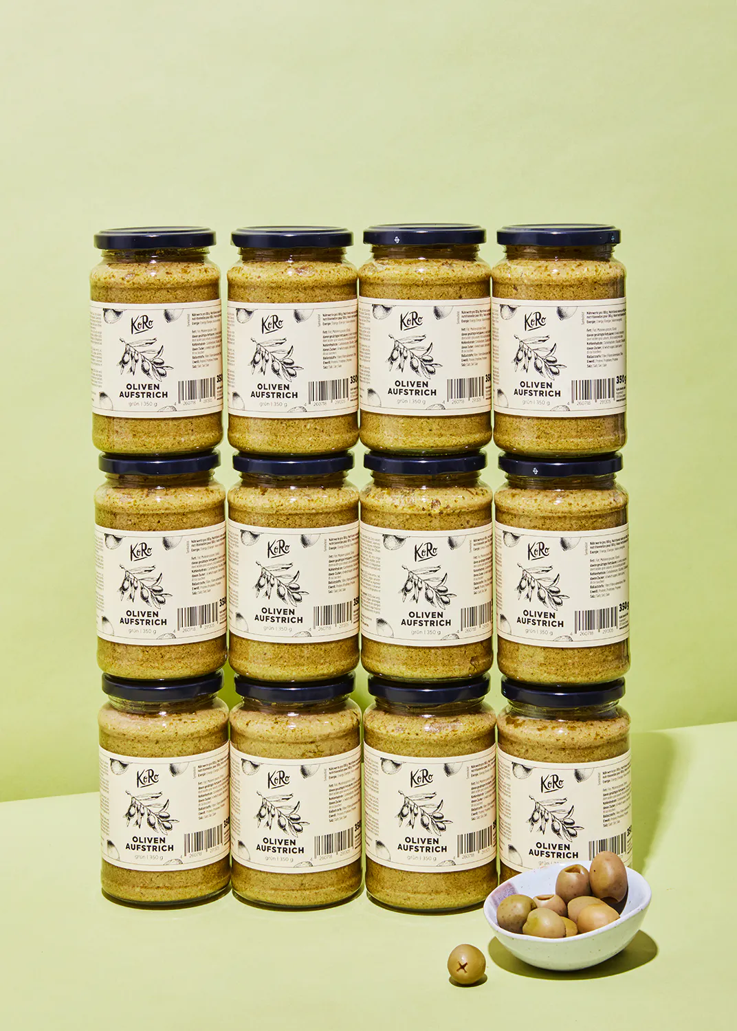 eine Reihe von Gläsern mit einem Aufstrich namens krb