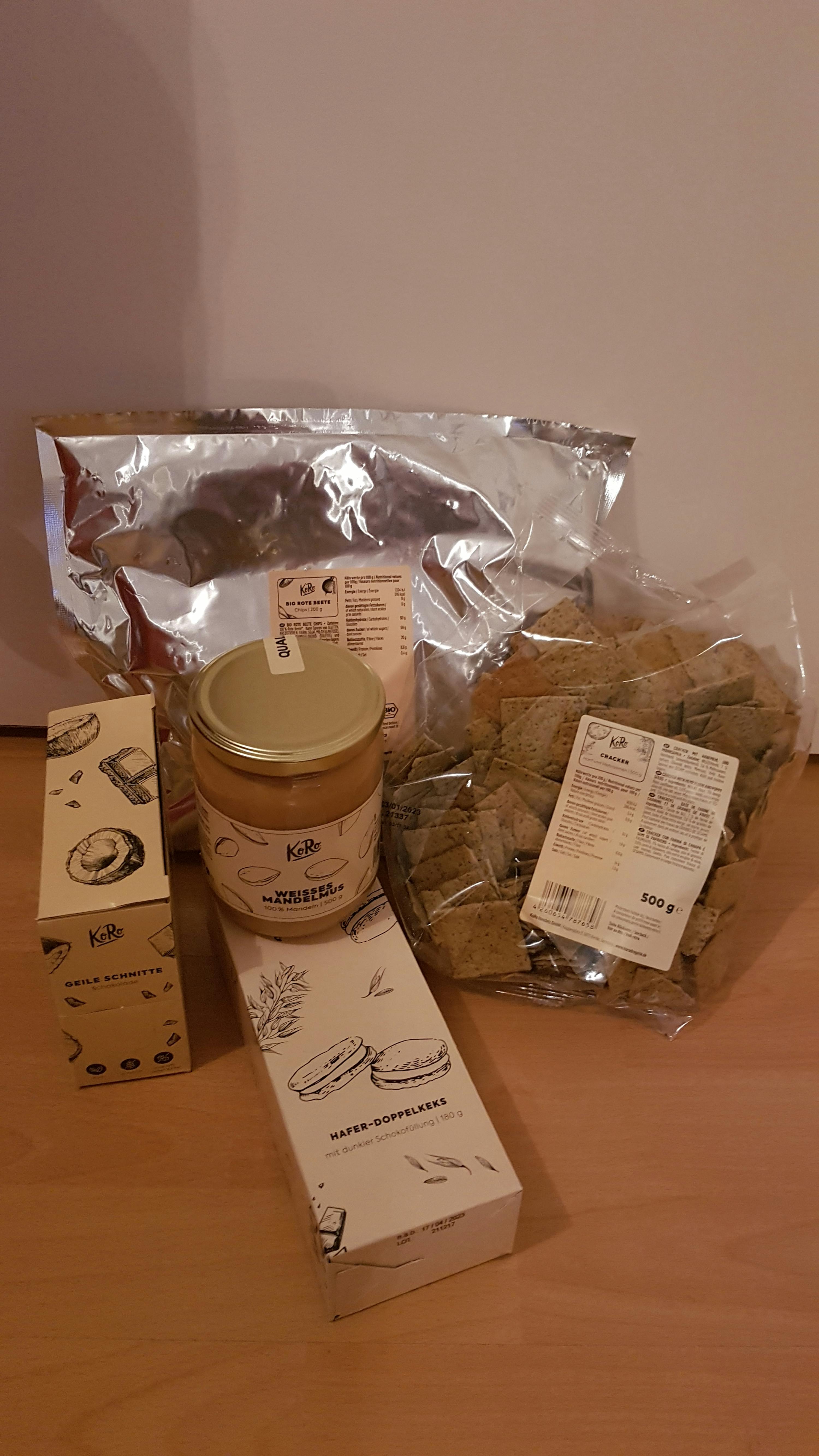 eine Dose kibe-Mandelmus steht neben einem Stapel Chips